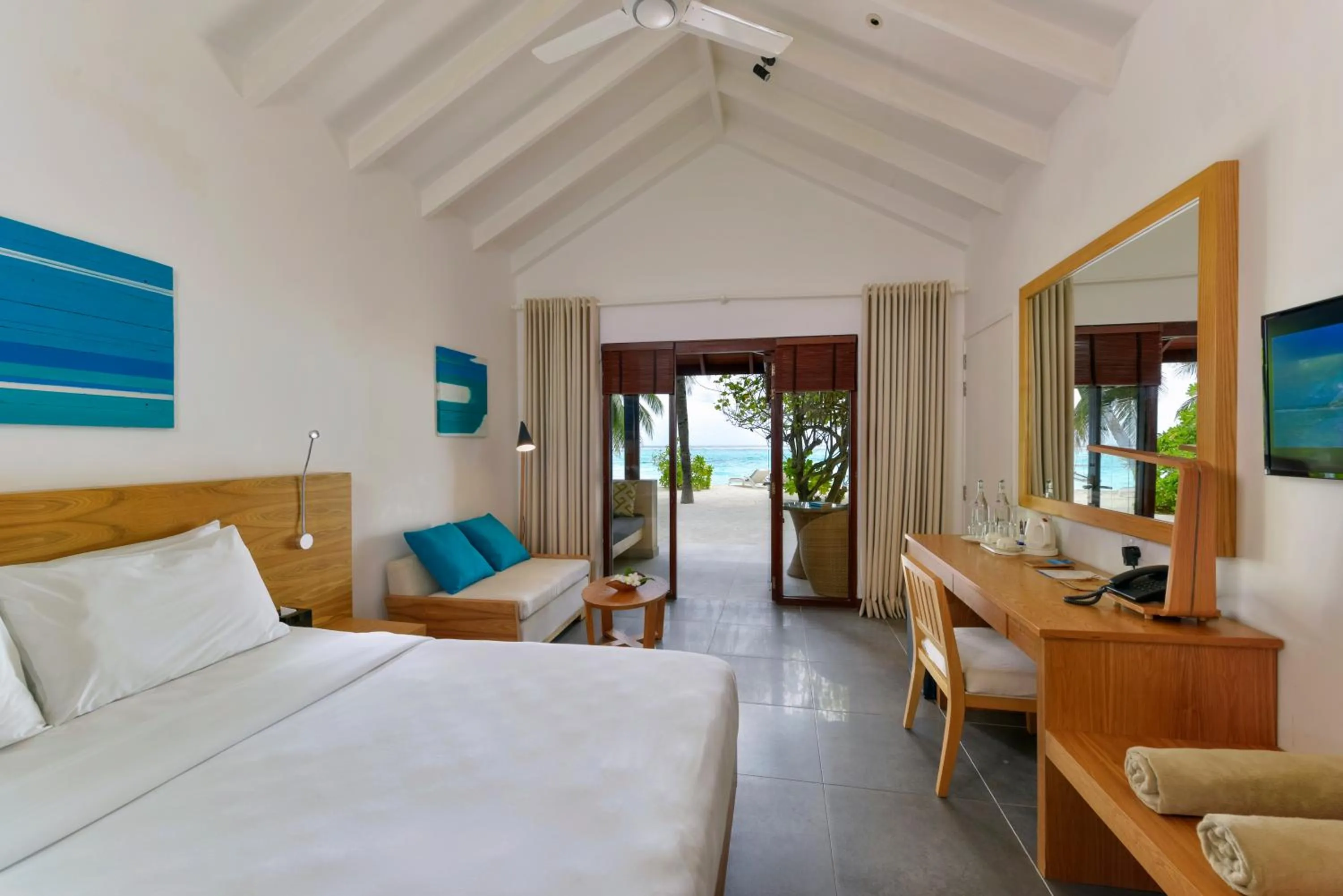 Photo of the whole room, Bed in Summer Island Maldives