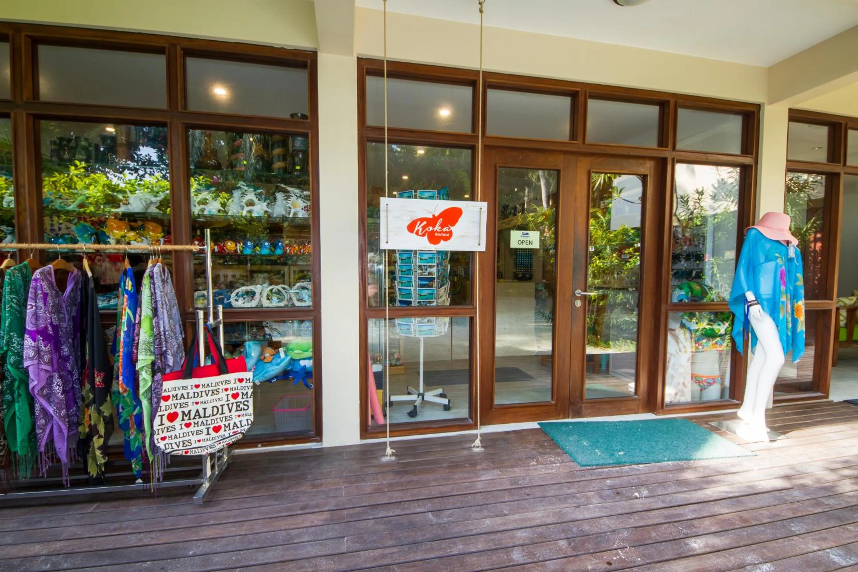 On-site shops in Summer Island Maldives