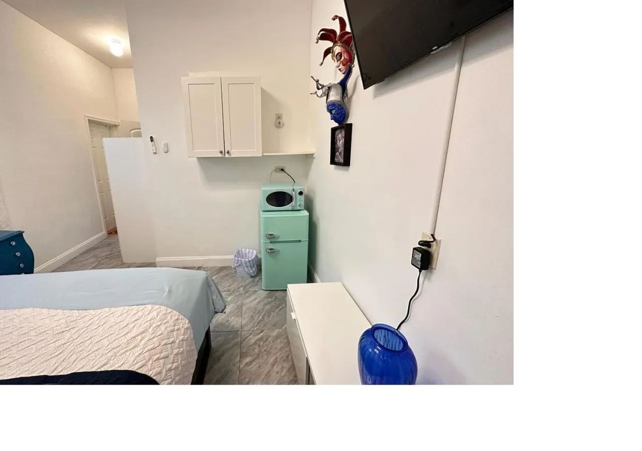 Kitchen or kitchenette, Bed in Blue House Miami