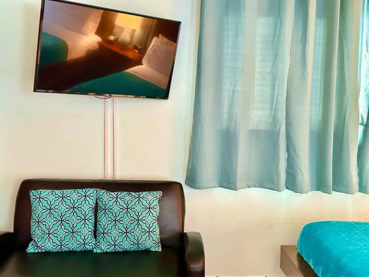 Living room, Bed in Blue House Miami