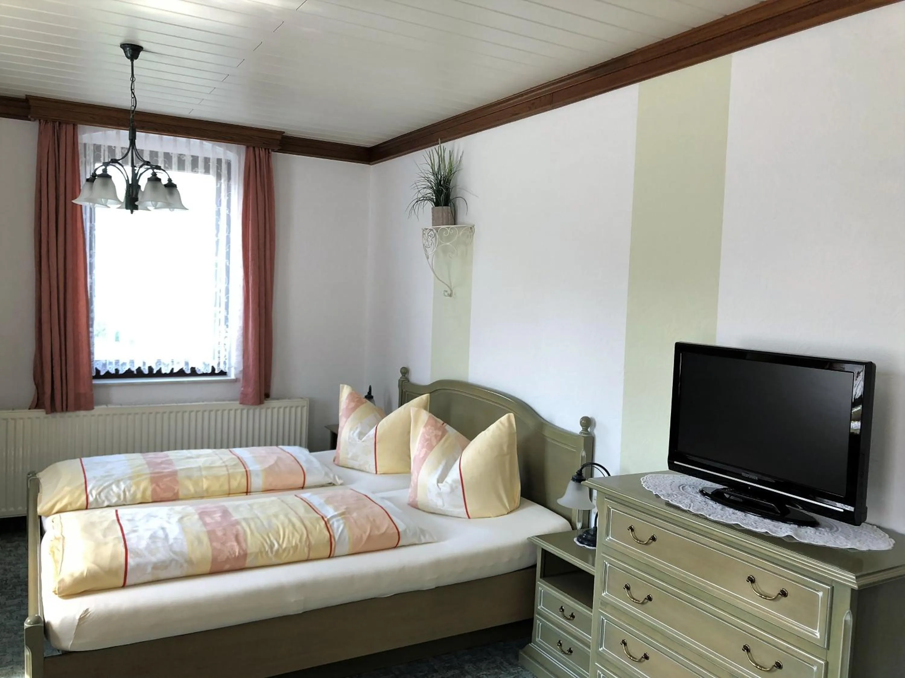 Photo of the whole room, Bed in Pension Bennelliebschänke