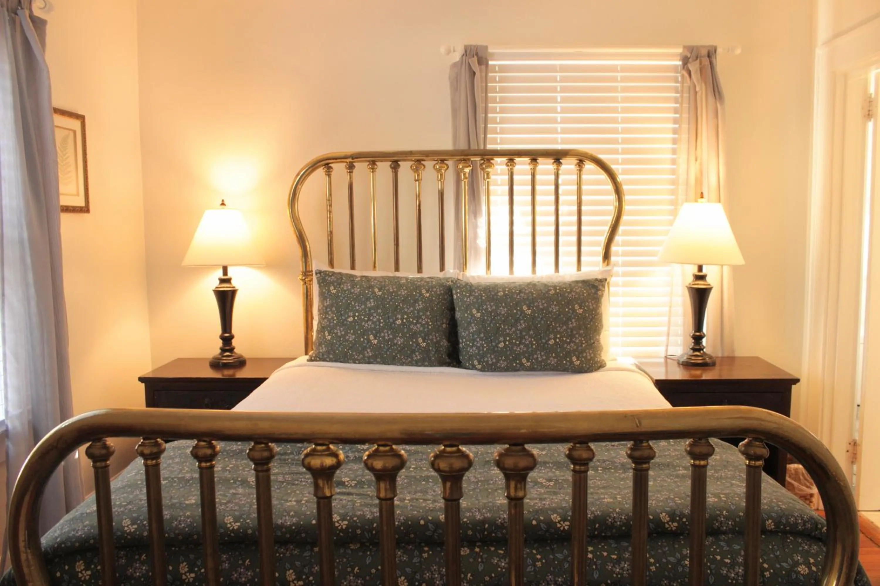 Bed in Cedar Crest Inn