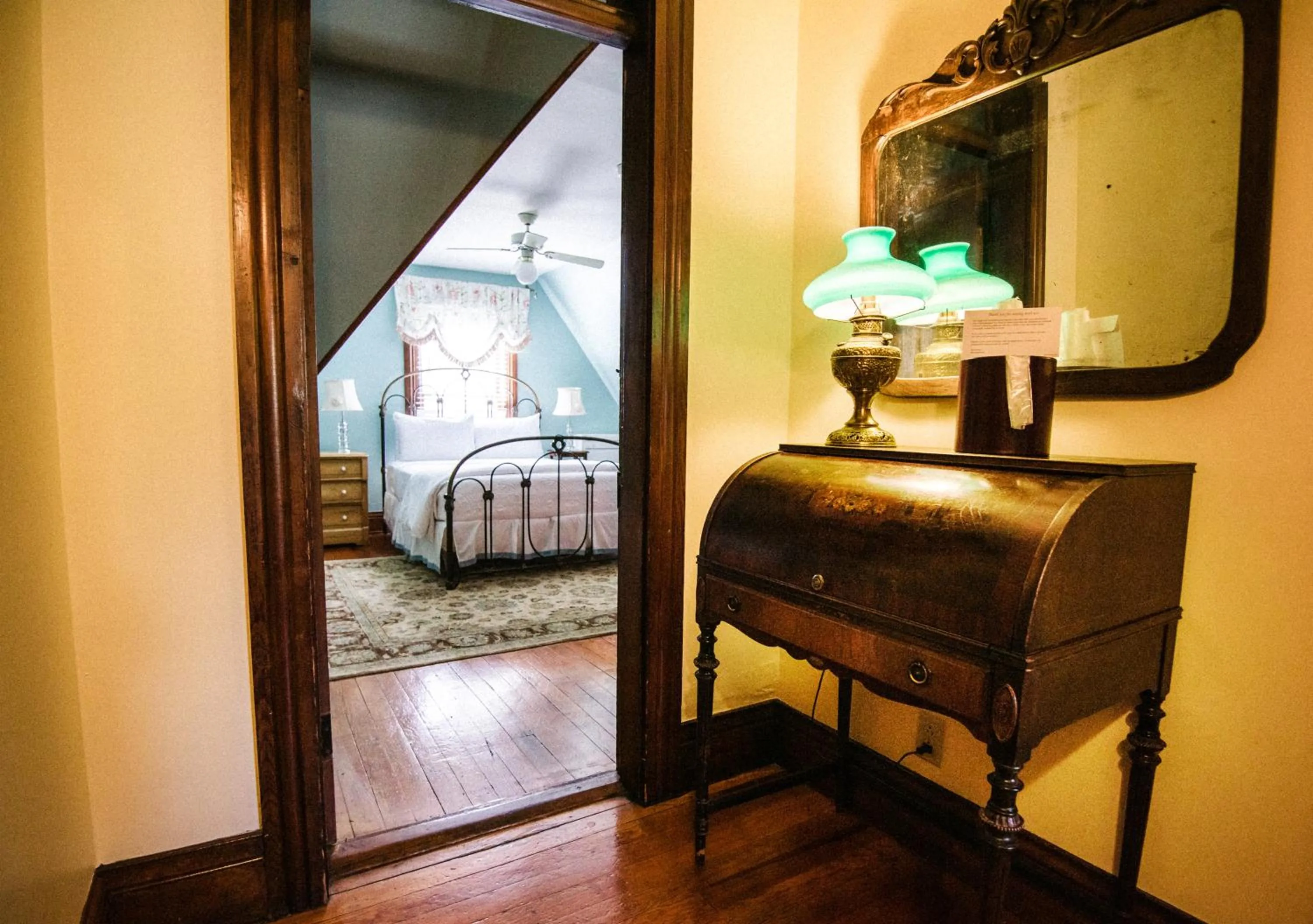 Bed in Cedar Crest Inn