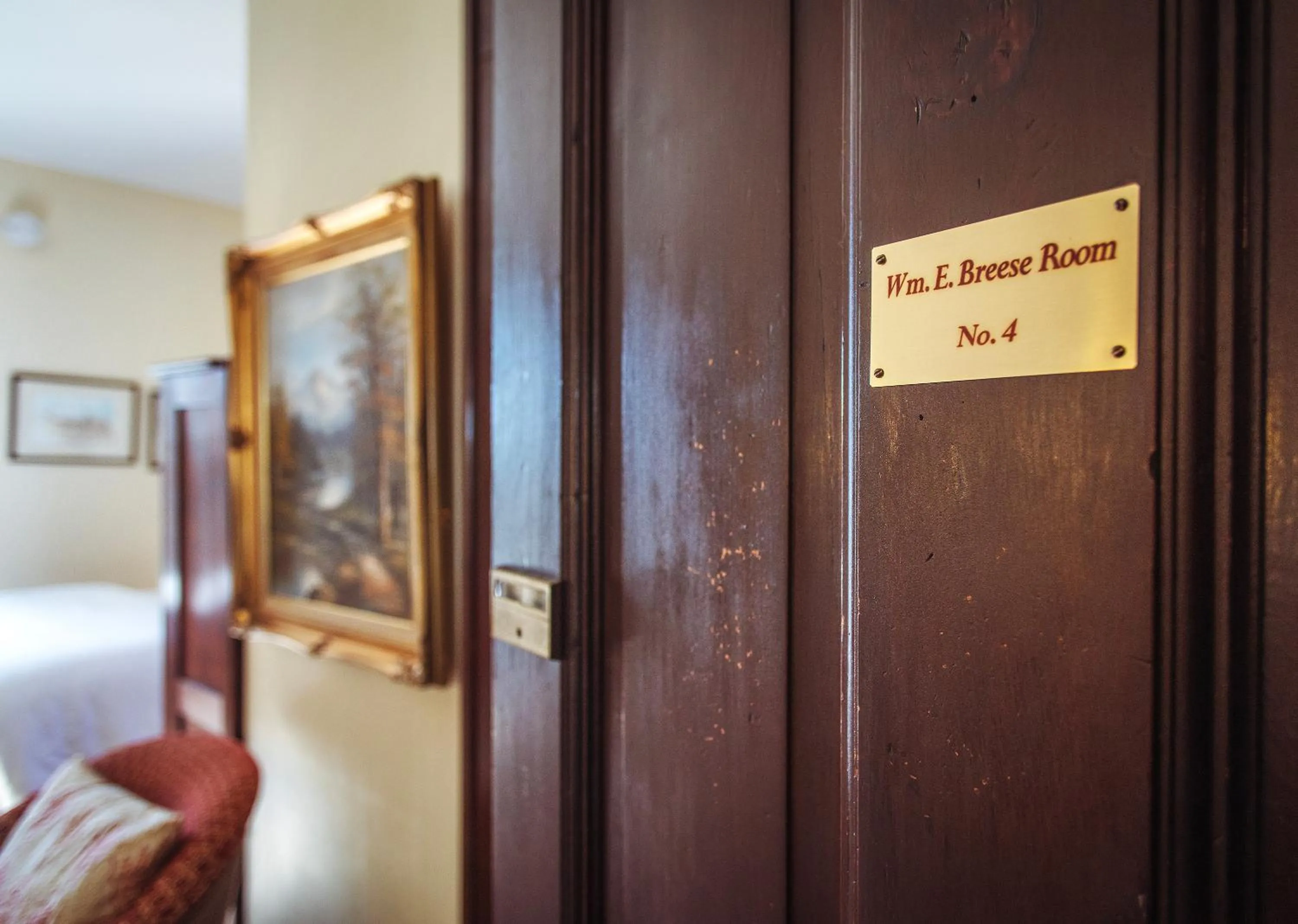 Bed in Cedar Crest Inn