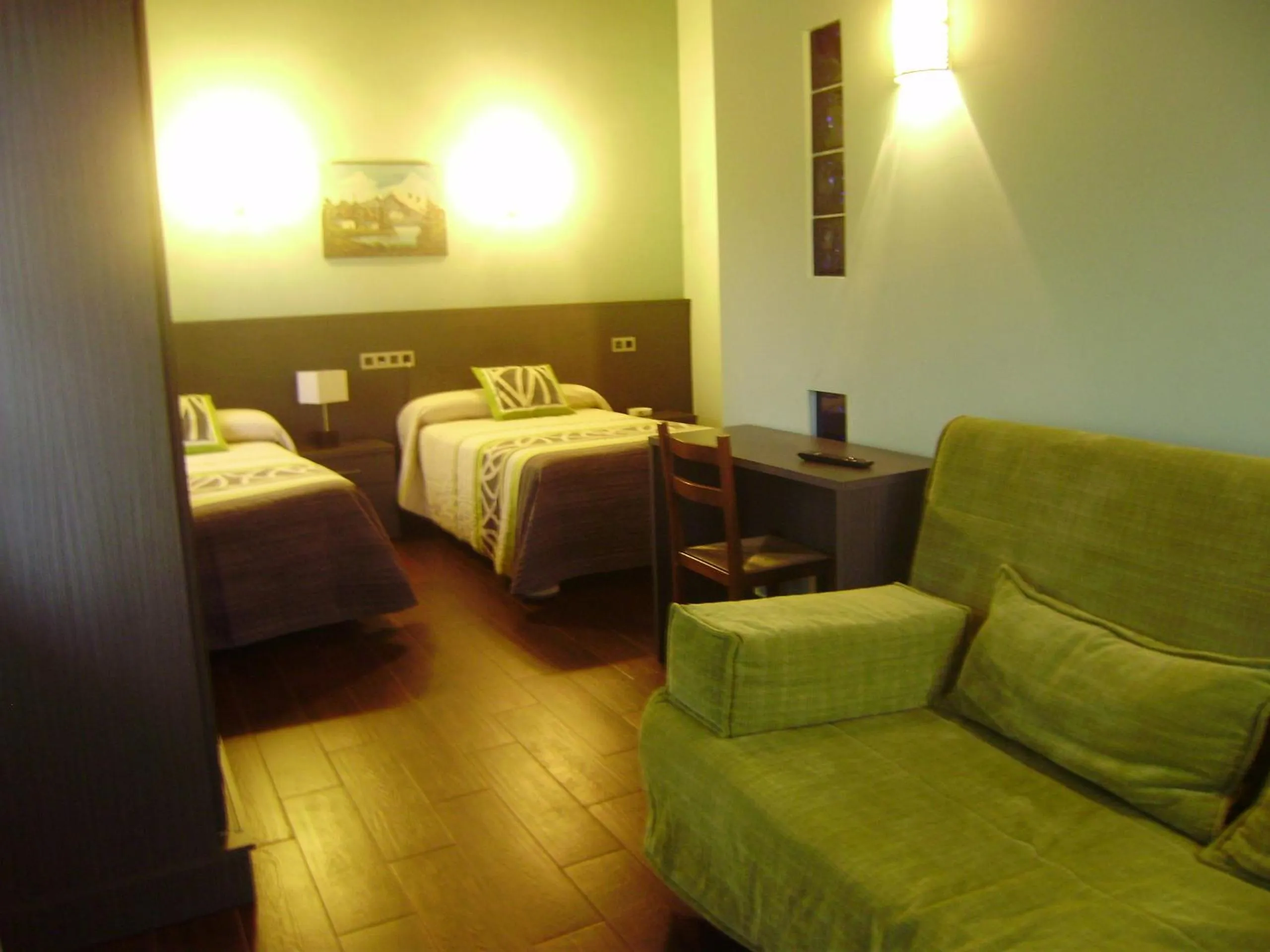 Photo of the whole room, Bed in Hotel Rural Las Palmeras Muskiz