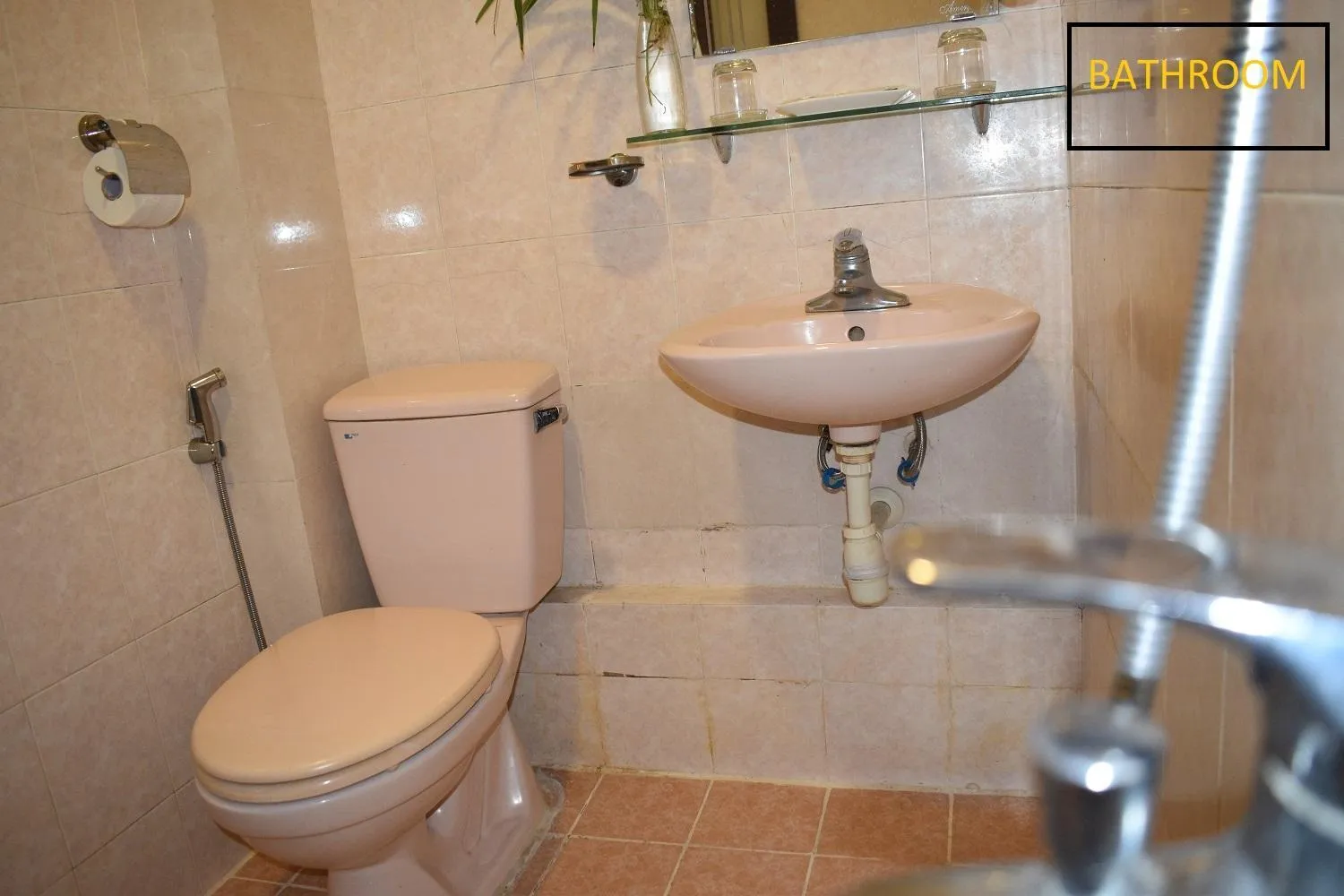 Toilet in Phuong Trang Hotel