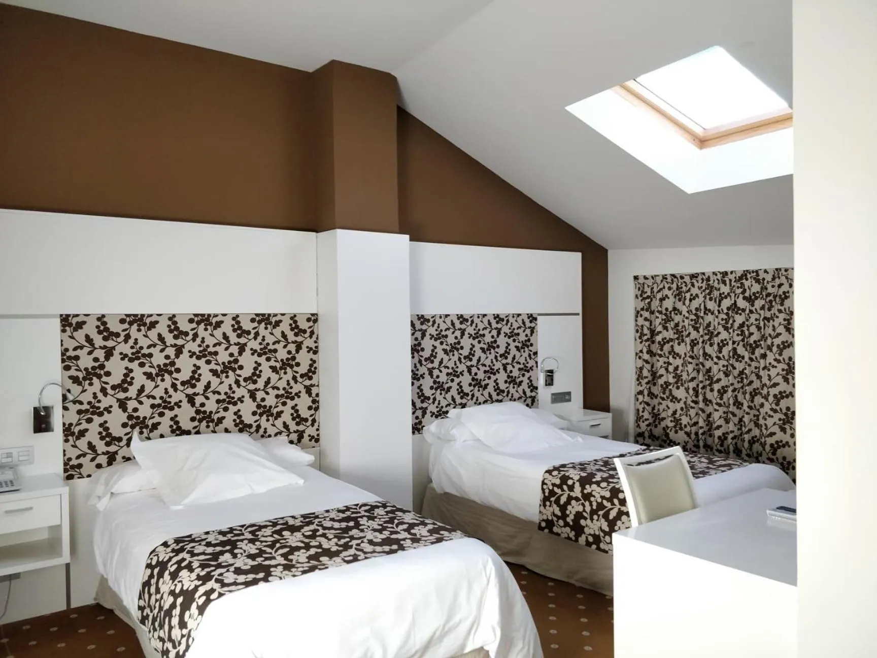 Photo of the whole room, Bed in Alameda Centro