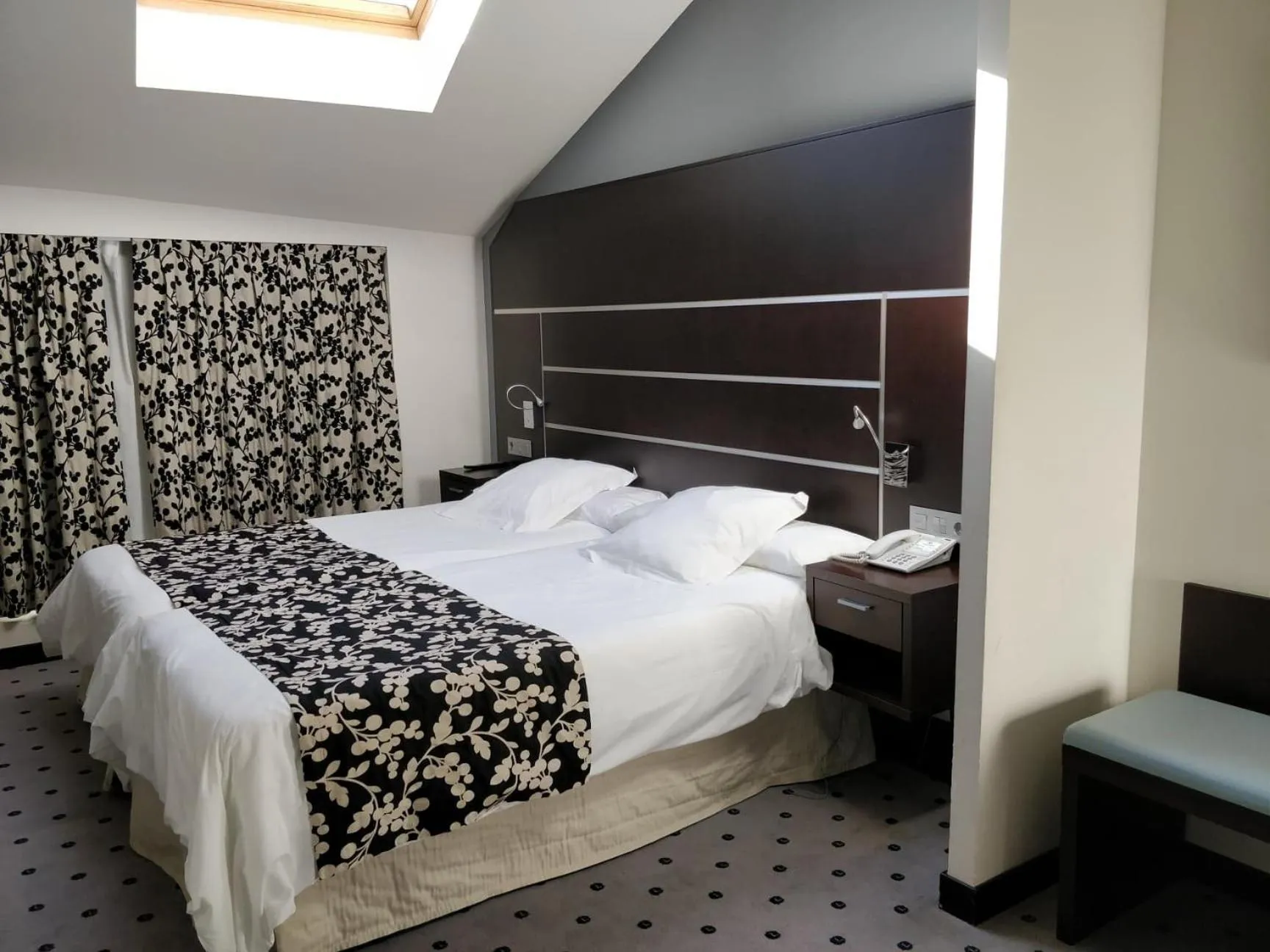 Photo of the whole room, Bed in Alameda Centro