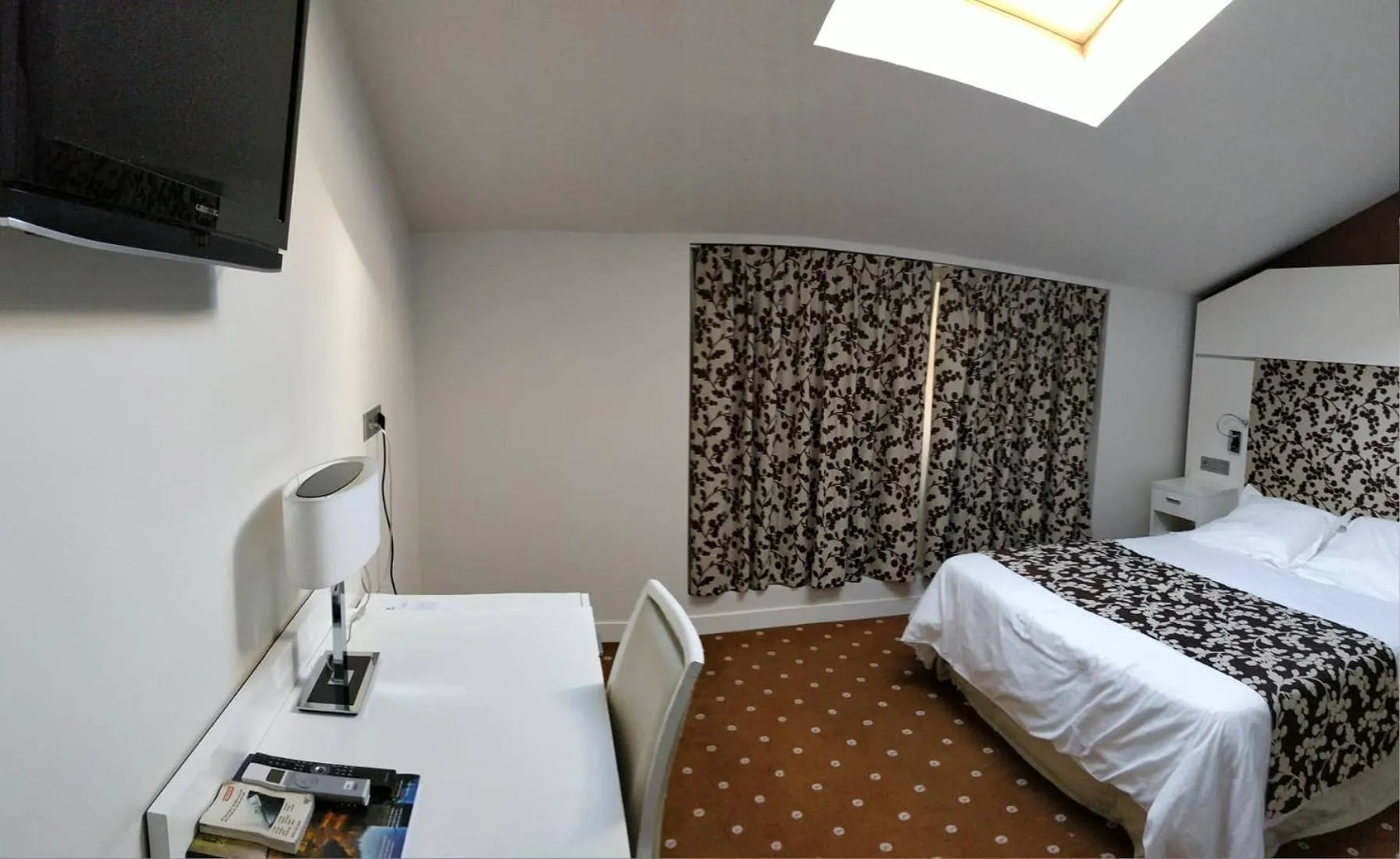 Photo of the whole room, Bed in Alameda Centro