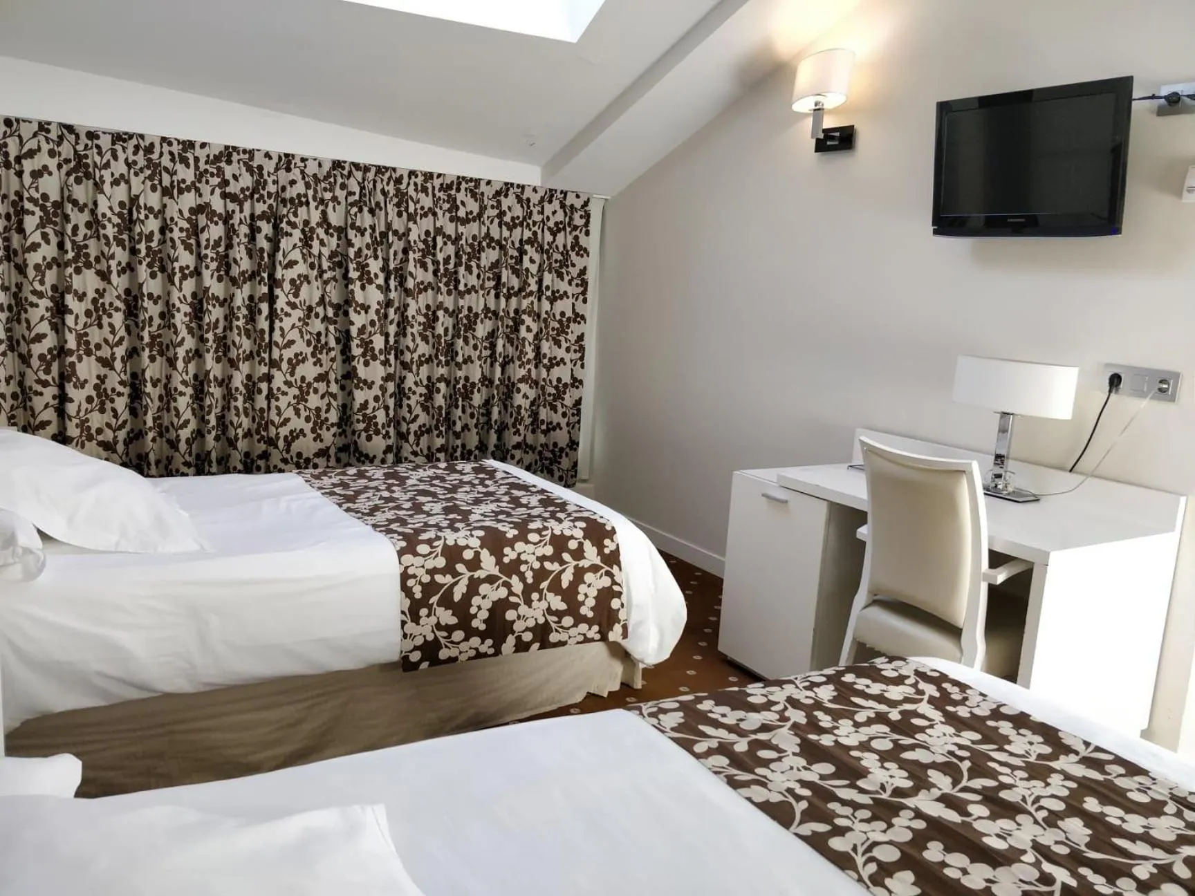 Photo of the whole room, Bed in Alameda Centro