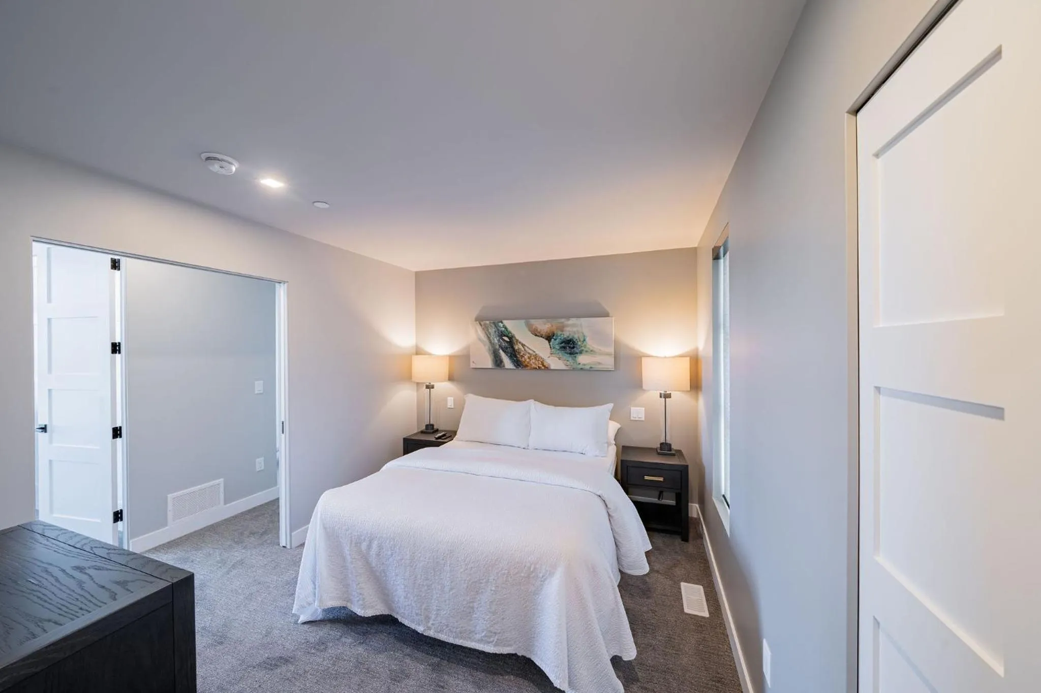 Bed in Sunrise Ridge Waterfront Resort