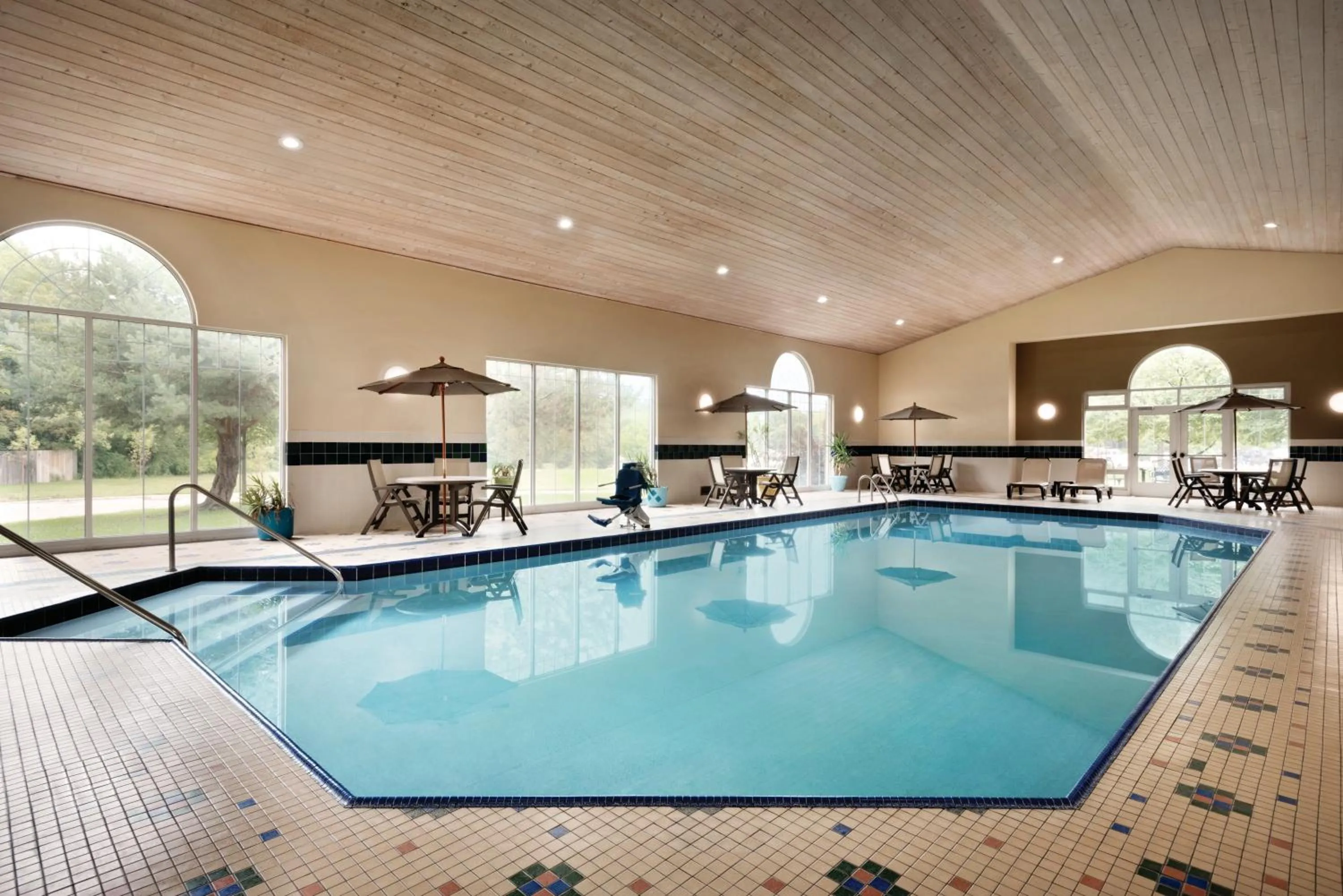 Swimming pool in Country Inn & Suites by Radisson, Des Moines West, IA