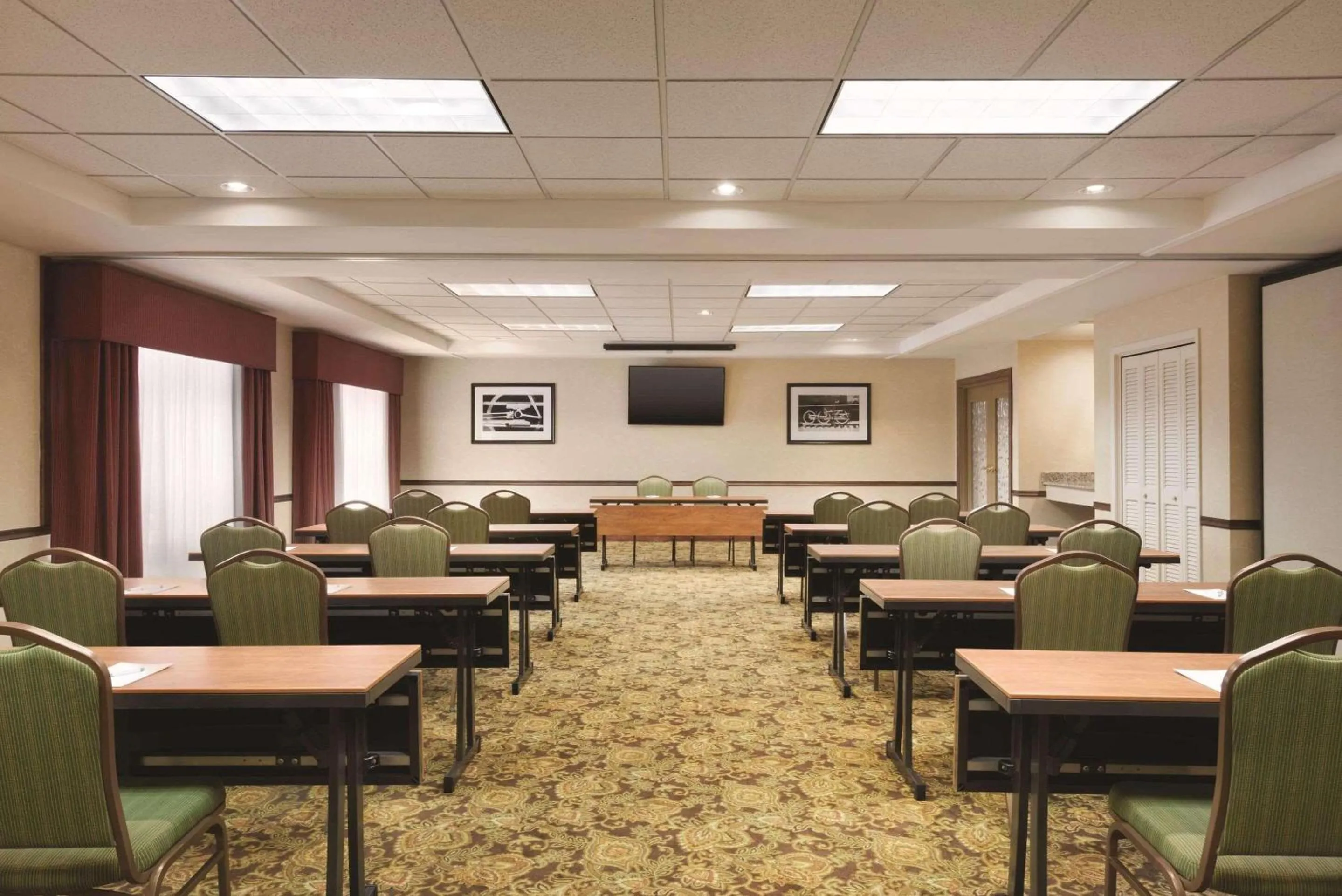 Meeting/conference room in Country Inn & Suites by Radisson, Des Moines West, IA