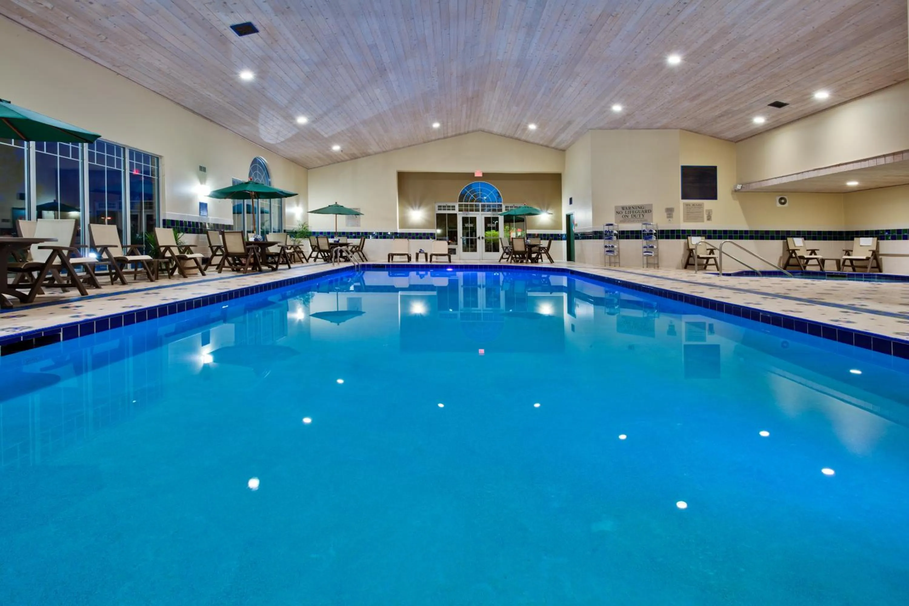 Swimming pool in Country Inn & Suites by Radisson, Des Moines West, IA