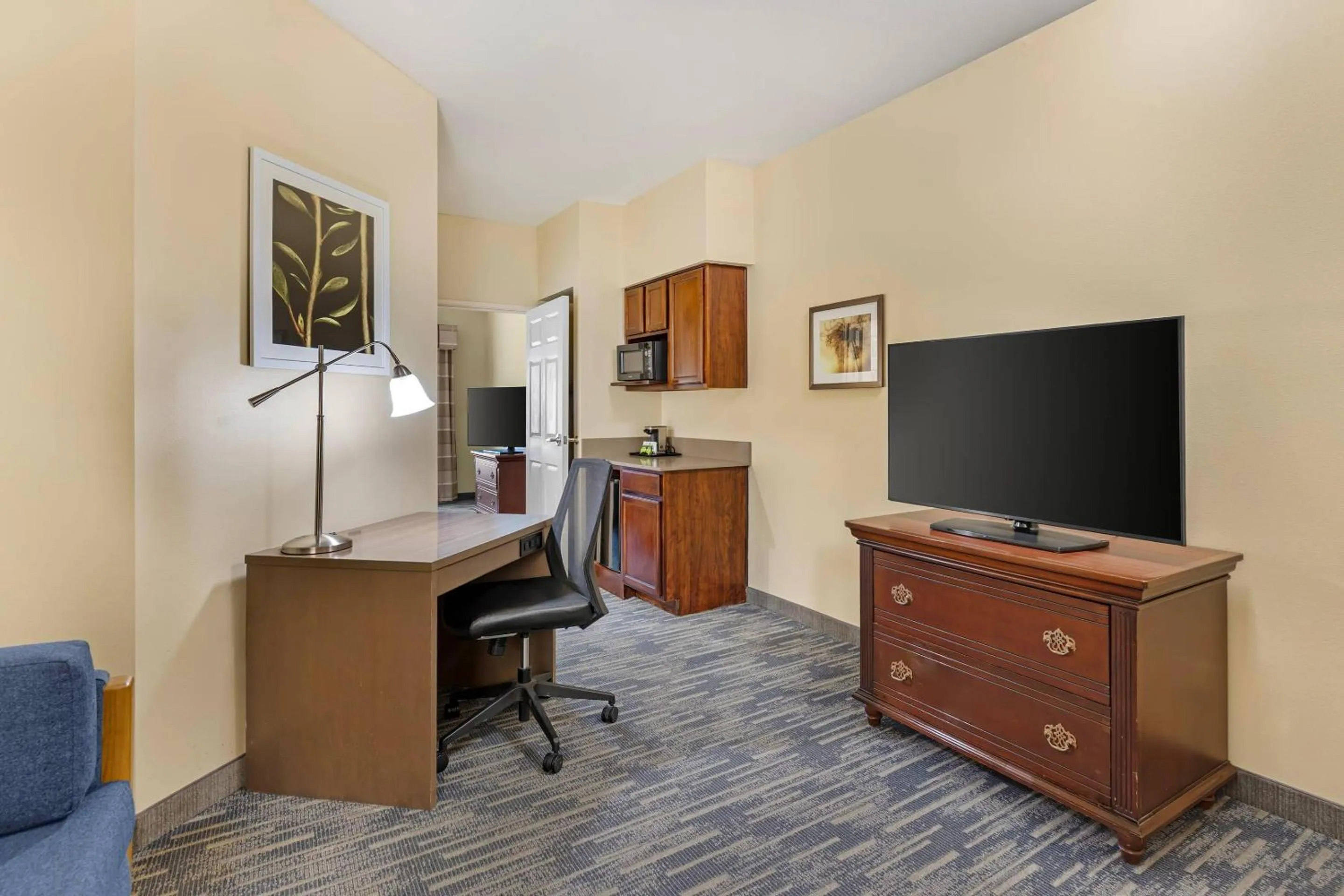 Bedroom in Country Inn & Suites by Radisson, Des Moines West, IA