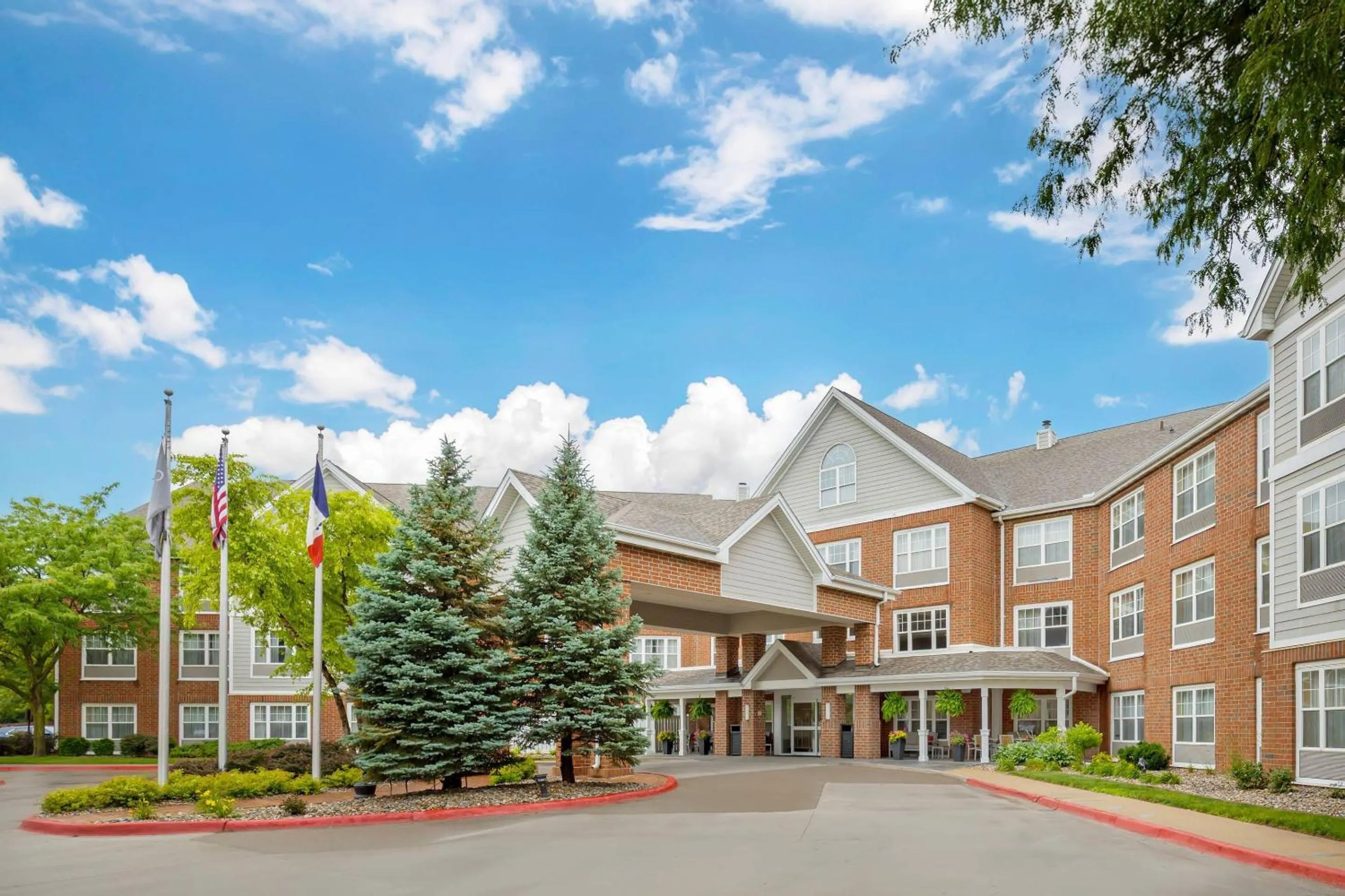 Property building in Country Inn & Suites by Radisson, Des Moines West, IA