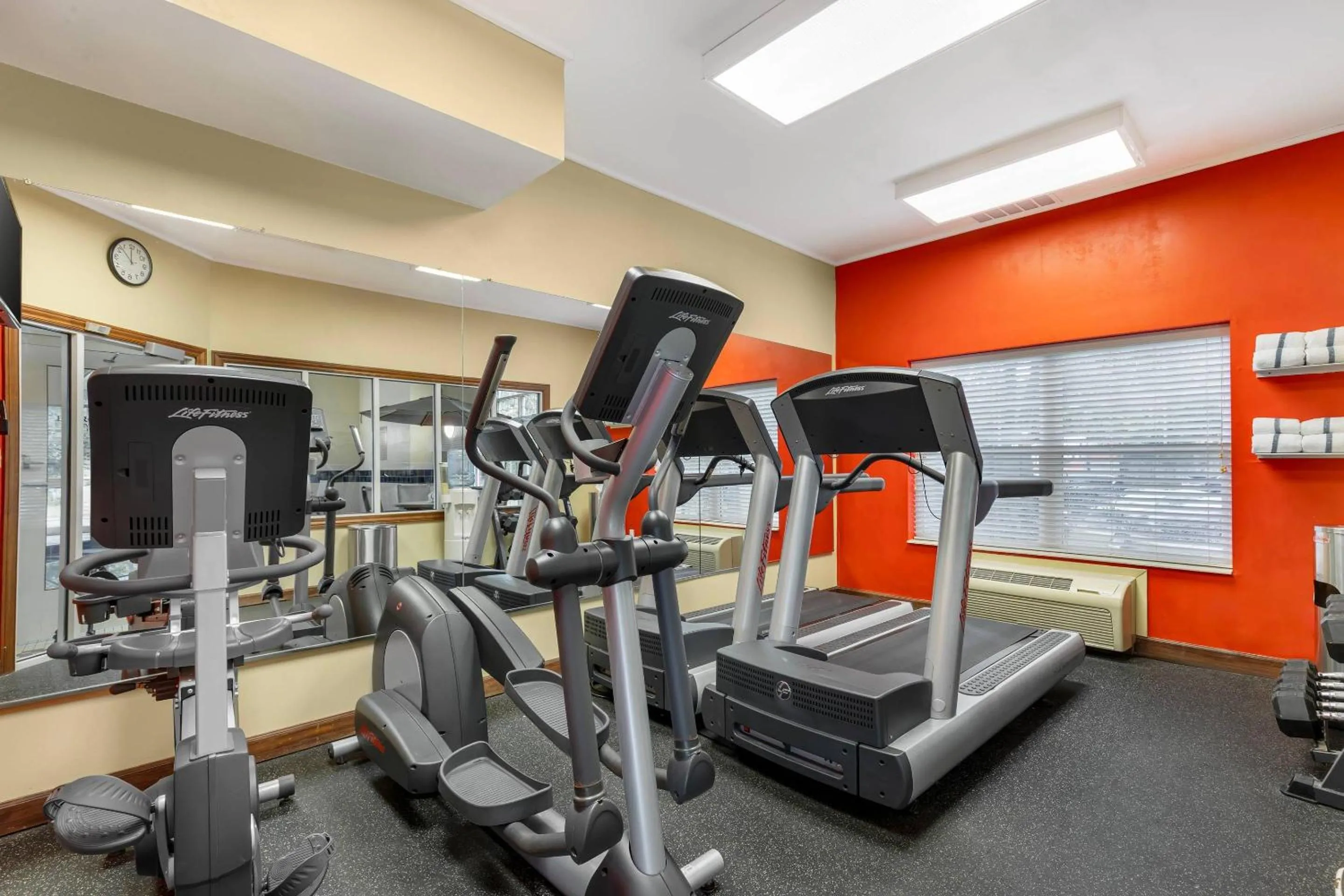 Fitness centre/facilities in Country Inn & Suites by Radisson, Des Moines West, IA