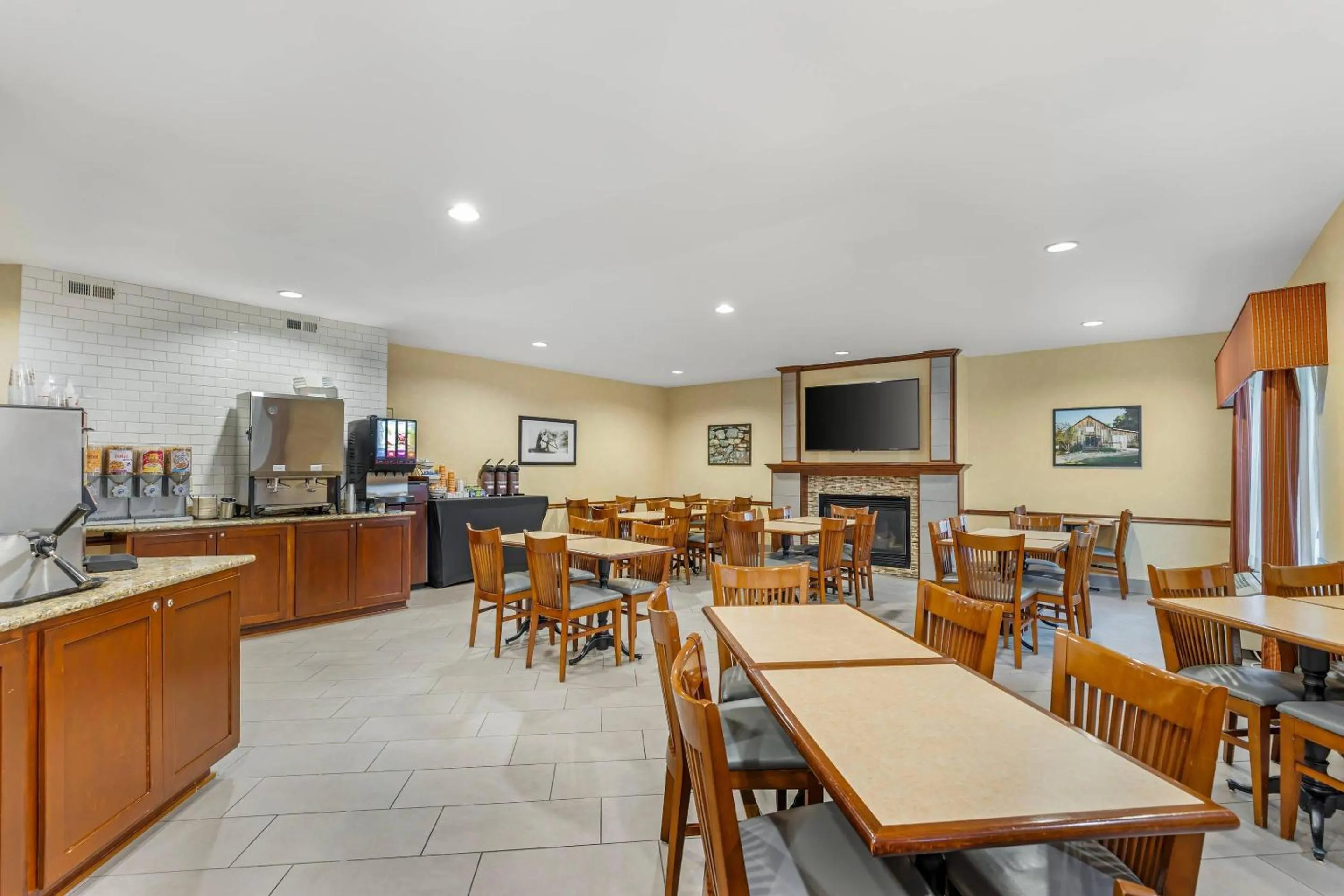 Breakfast in Country Inn & Suites by Radisson, Des Moines West, IA