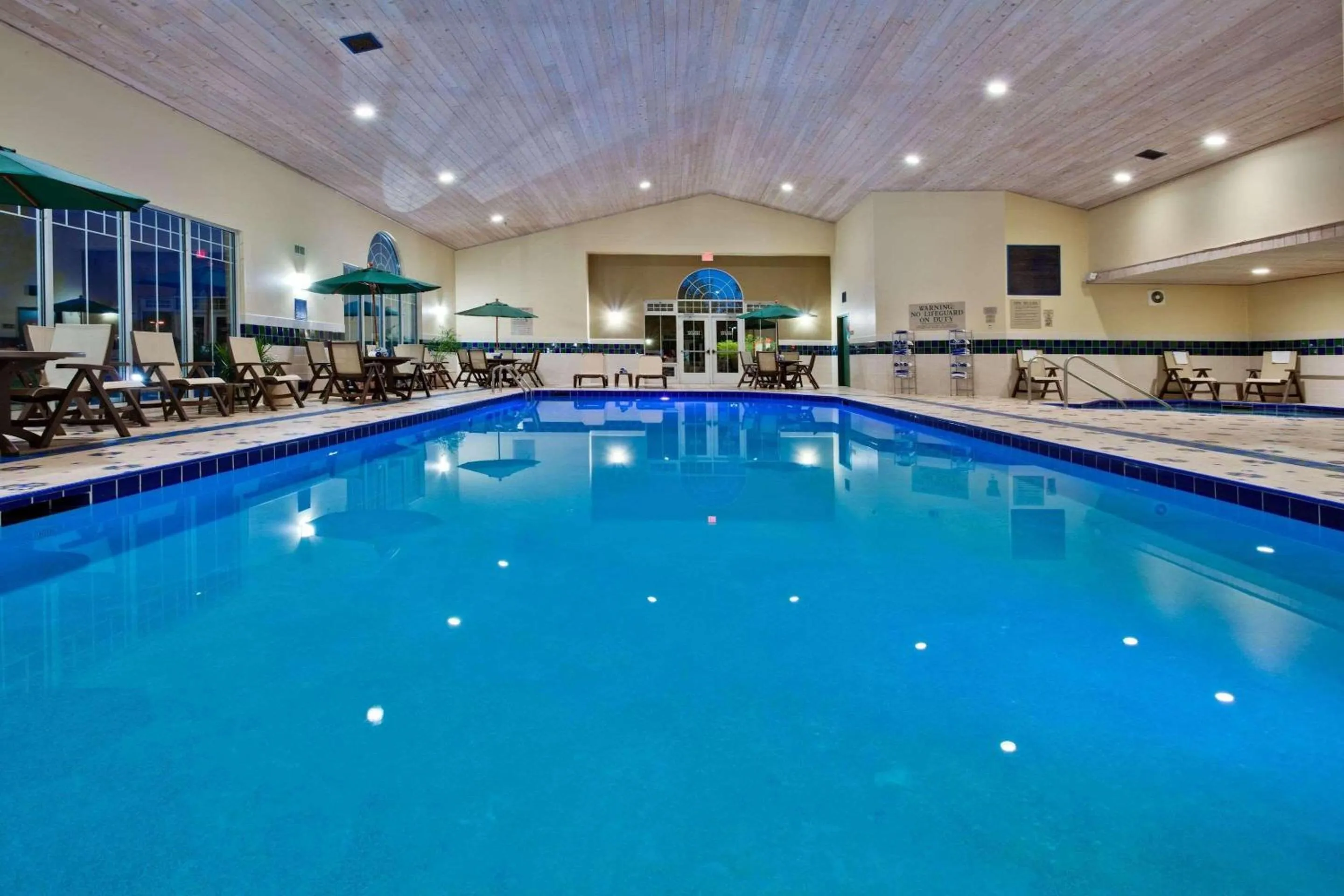Swimming pool in Country Inn & Suites by Radisson, Des Moines West, IA
