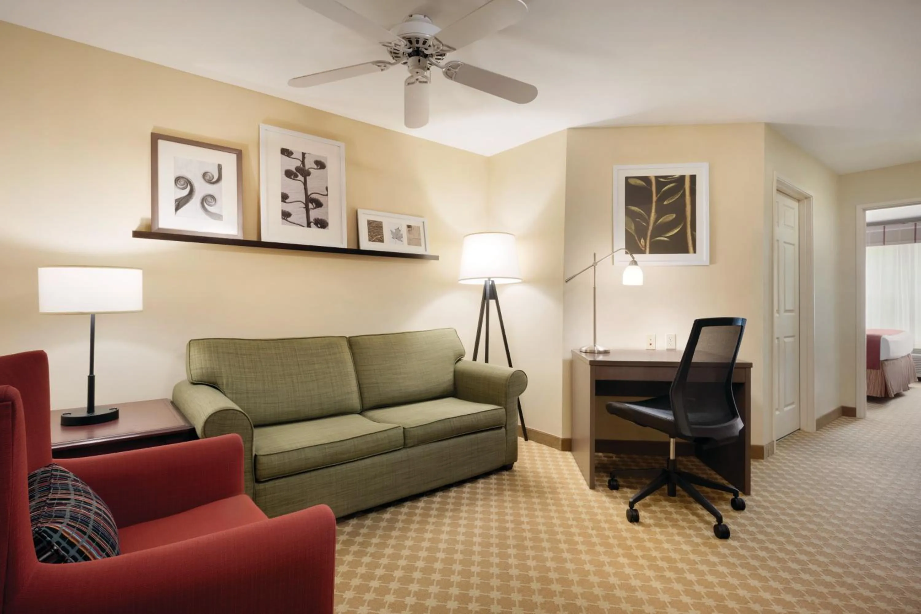 Living room in Country Inn & Suites by Radisson, Des Moines West, IA