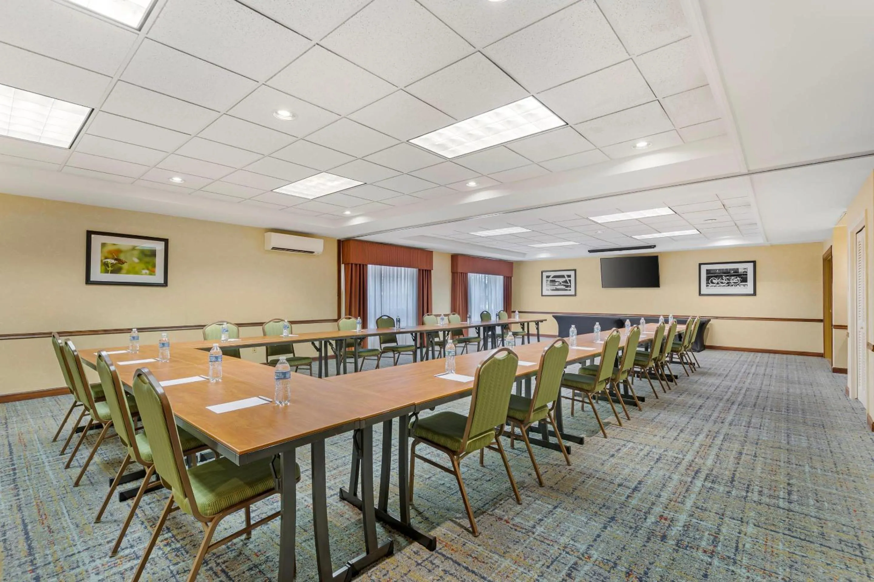 Meeting/conference room in Country Inn & Suites by Radisson, Des Moines West, IA