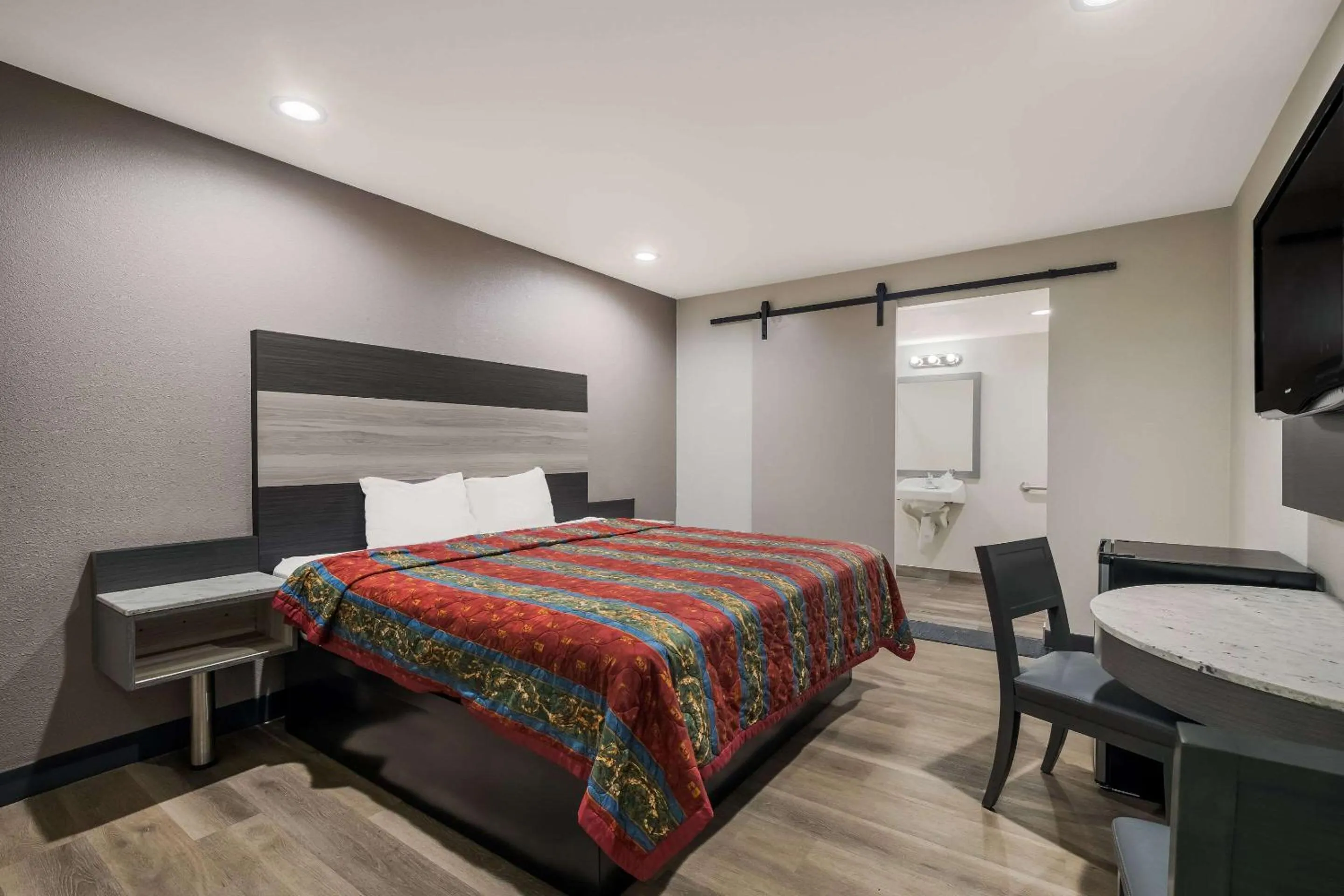 Bedroom, Bed in Rodeway Inn San Bernardino - Colton