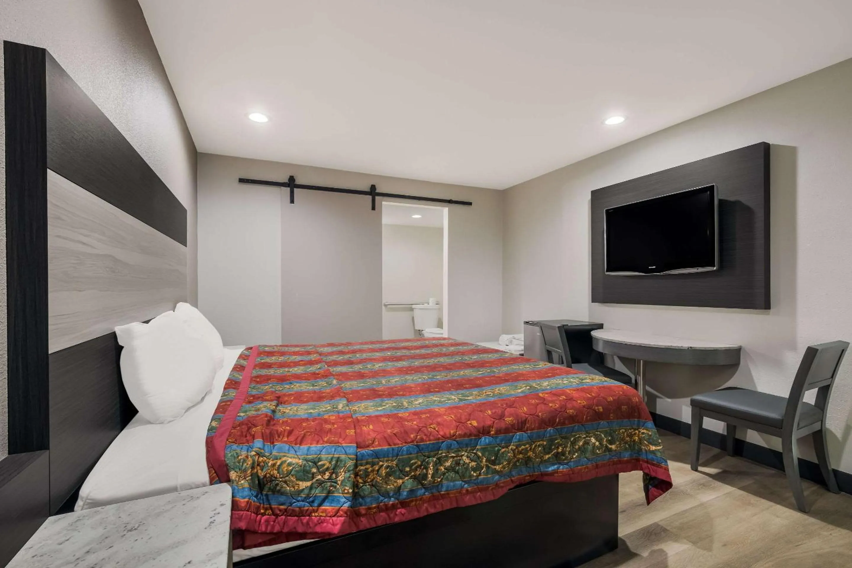 Bedroom, Bed in Rodeway Inn San Bernardino - Colton