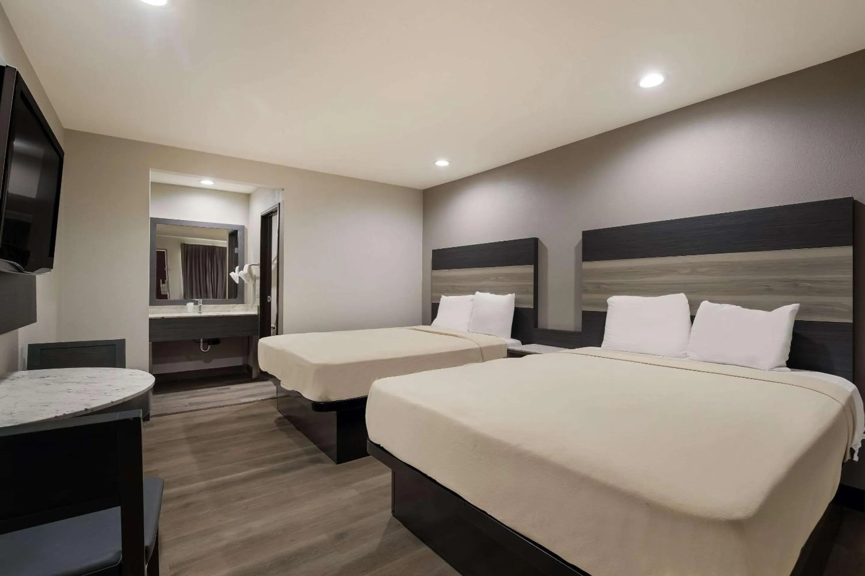 Bedroom, Bed in Rodeway Inn San Bernardino - Colton