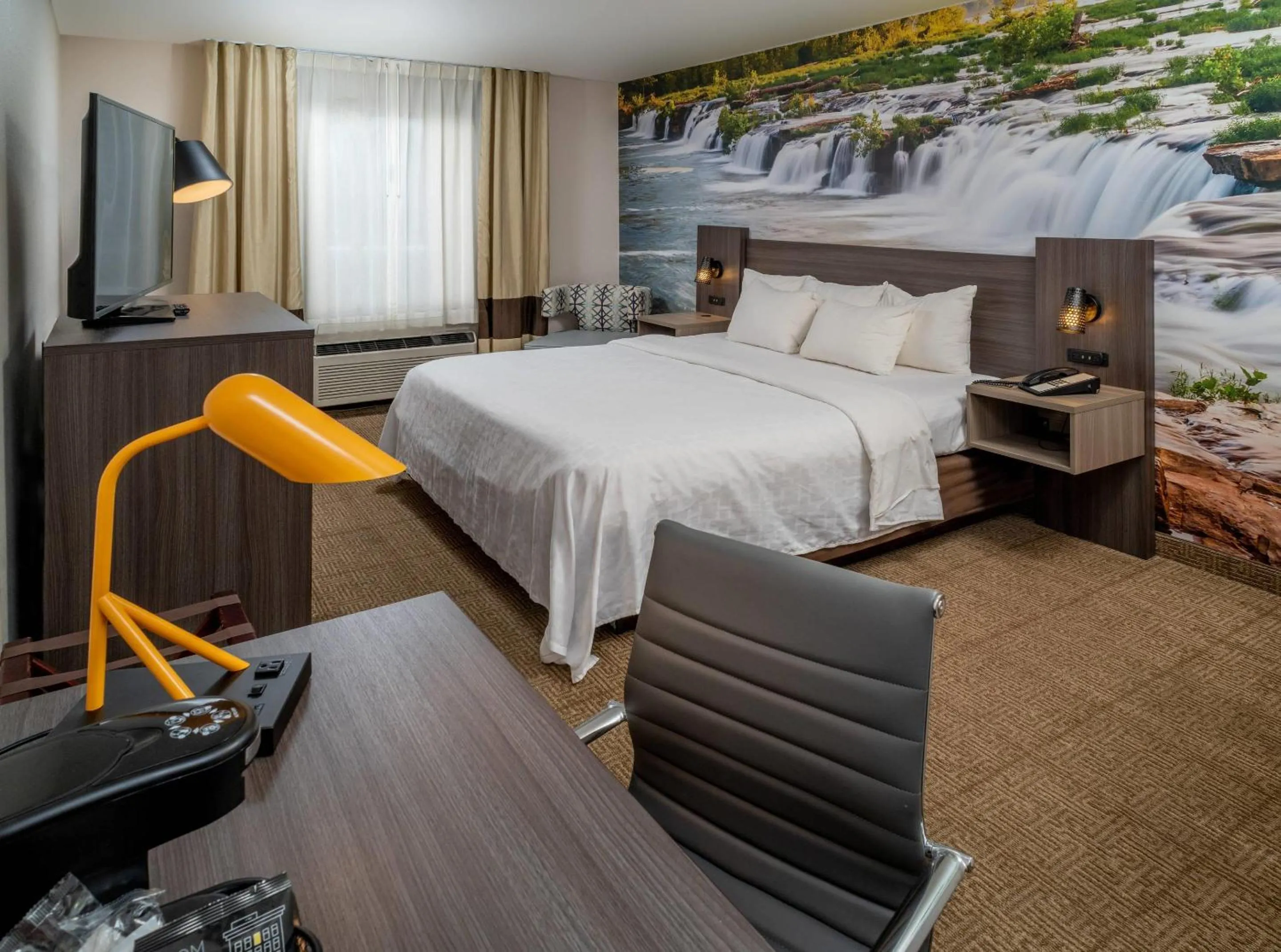 Bedroom, Bed in Clarion Pointe Beckley