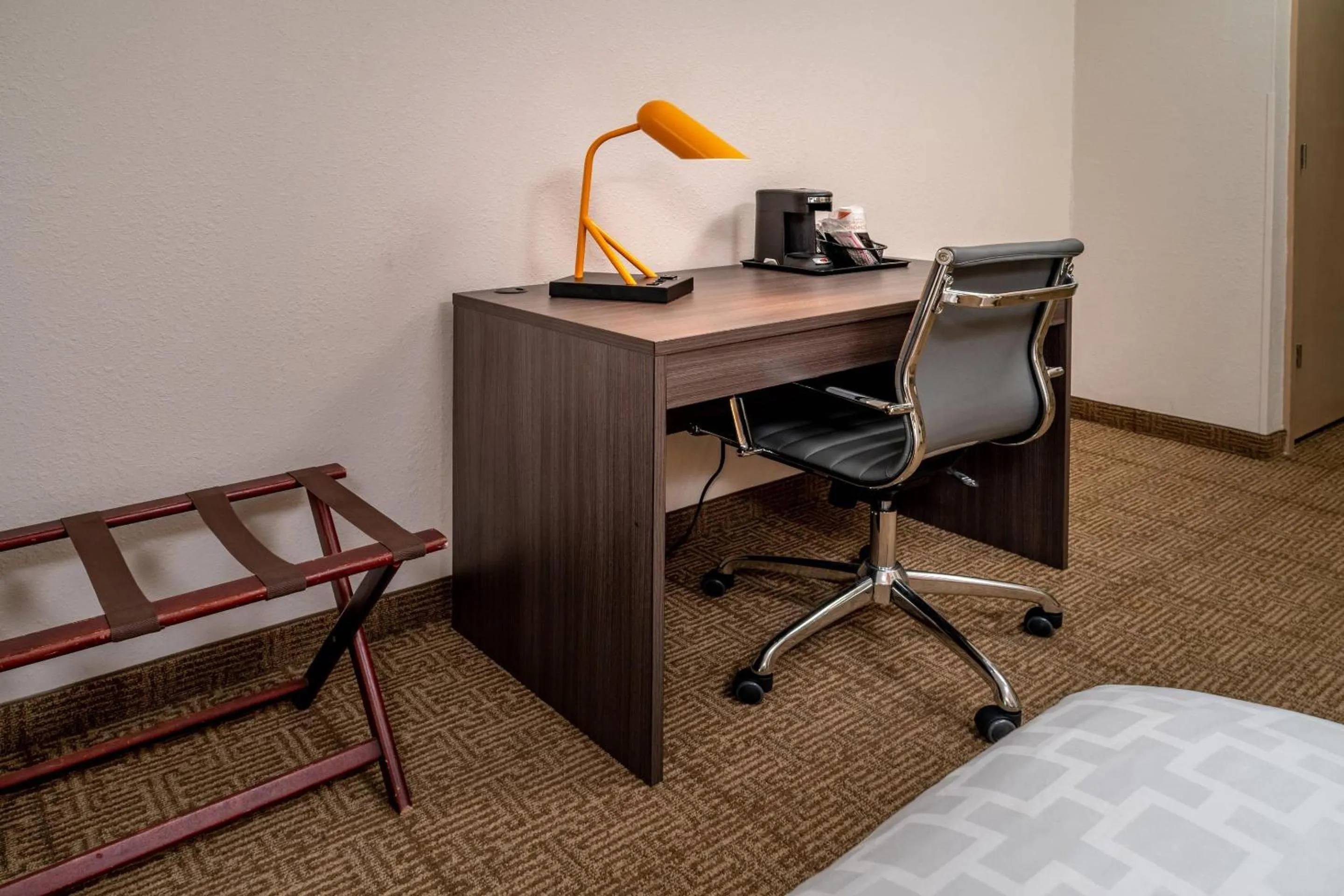 Bedroom, Bed in Clarion Pointe Beckley