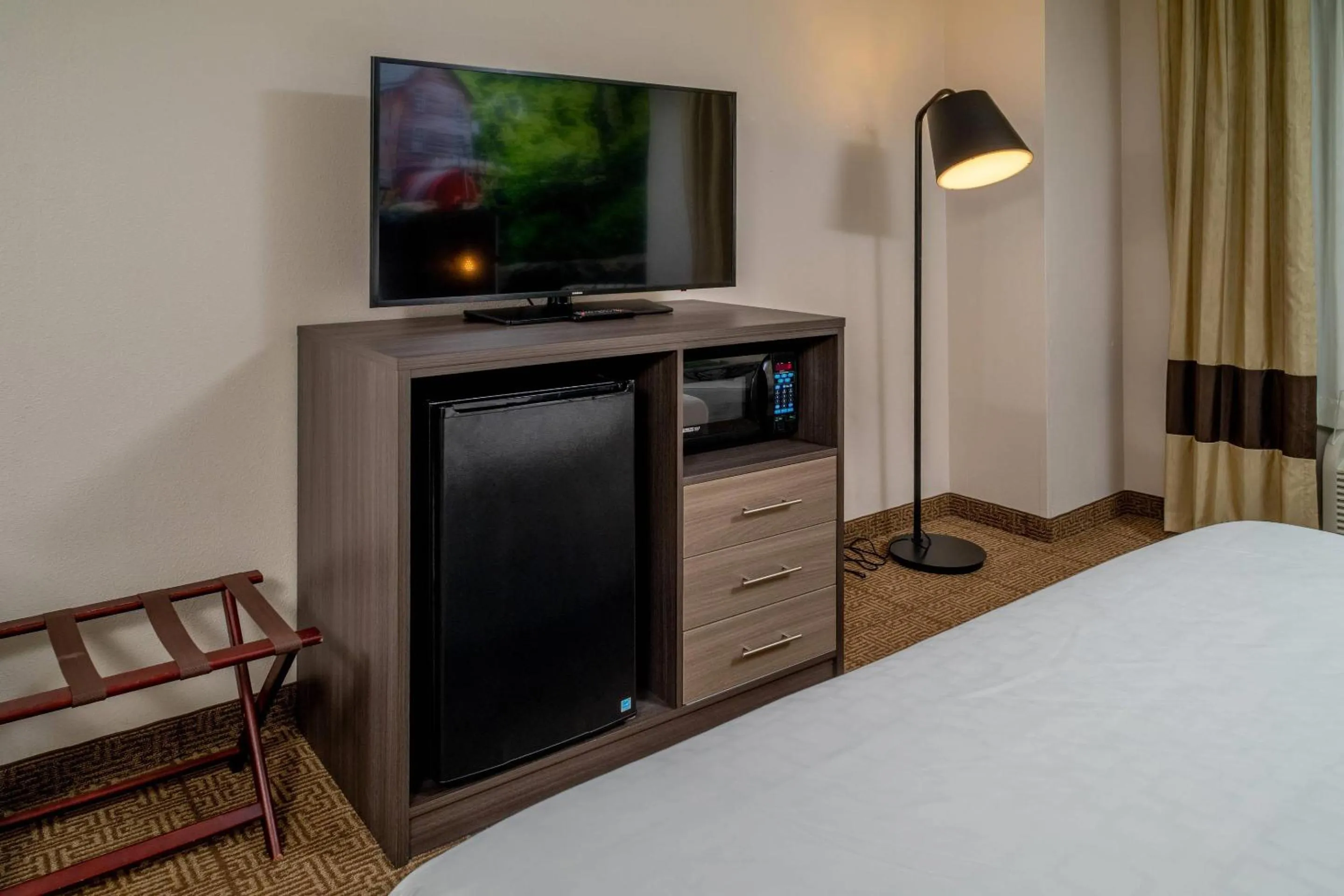 Bedroom, Bed in Clarion Pointe Beckley