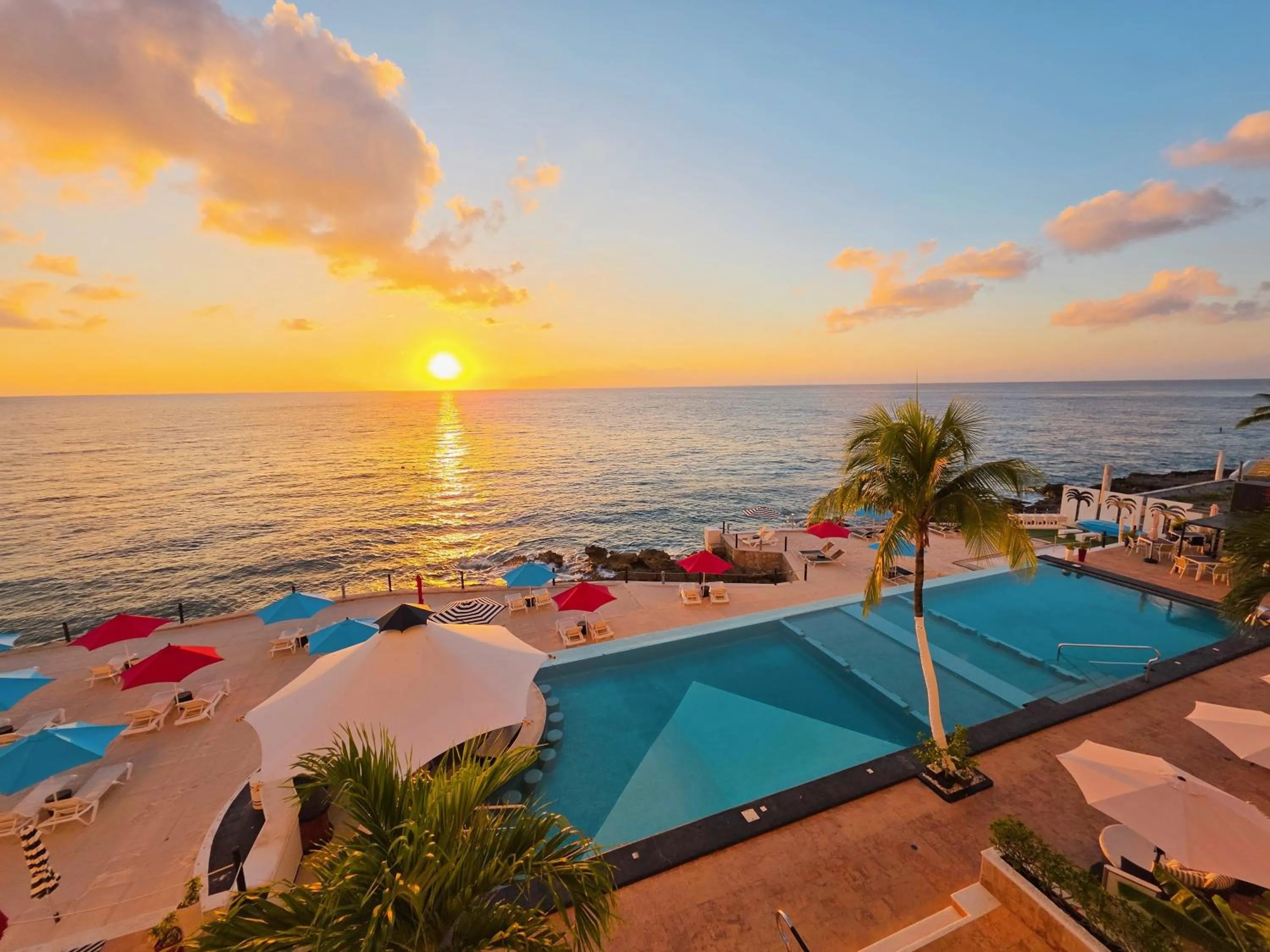 Swimming pool in Coral Princess Hotel & Dive Resort