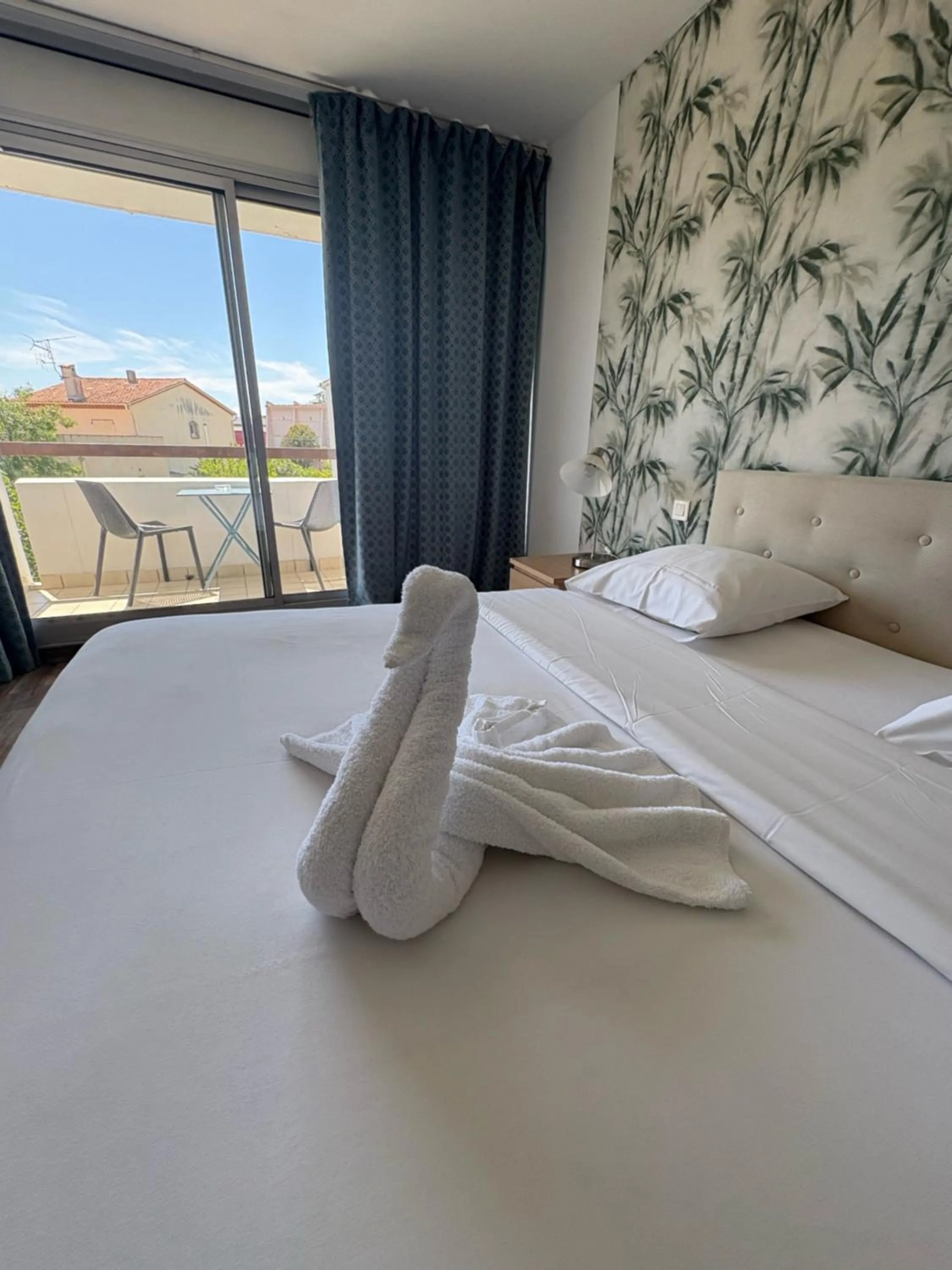 Bed in Hotel Sable Et Soleil - Port, Plage & Jacuzzi privé