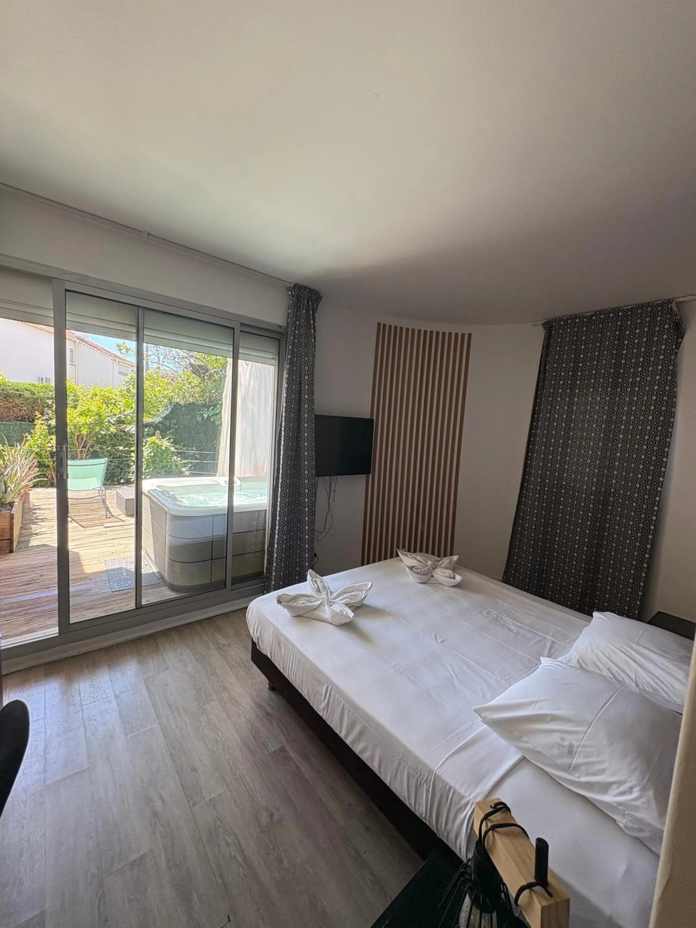 Bed in Hotel Sable Et Soleil - Port, Plage & Jacuzzi privé