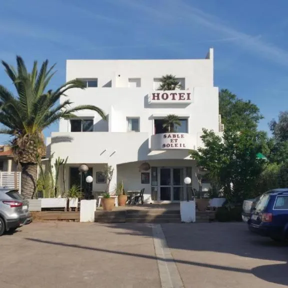 Property building in Hotel Sable Et Soleil - Port, Plage & Jacuzzi privé
