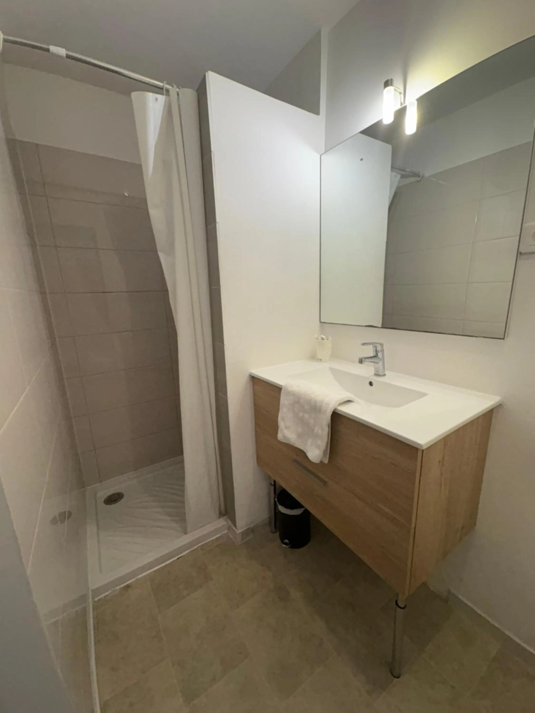 Shower in Hotel Sable Et Soleil - Port, Plage & Jacuzzi privé