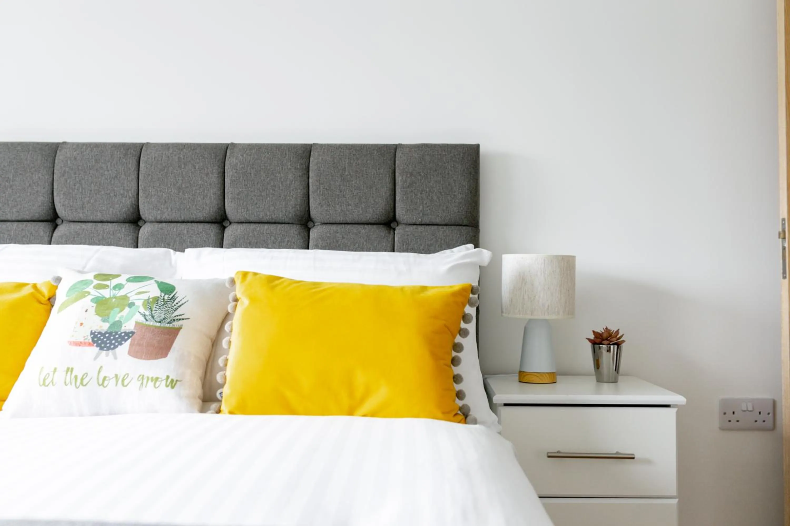 Bed in Skyvillion - COZY APARTMENTS in Enfield Town With Free Parking & Wifi