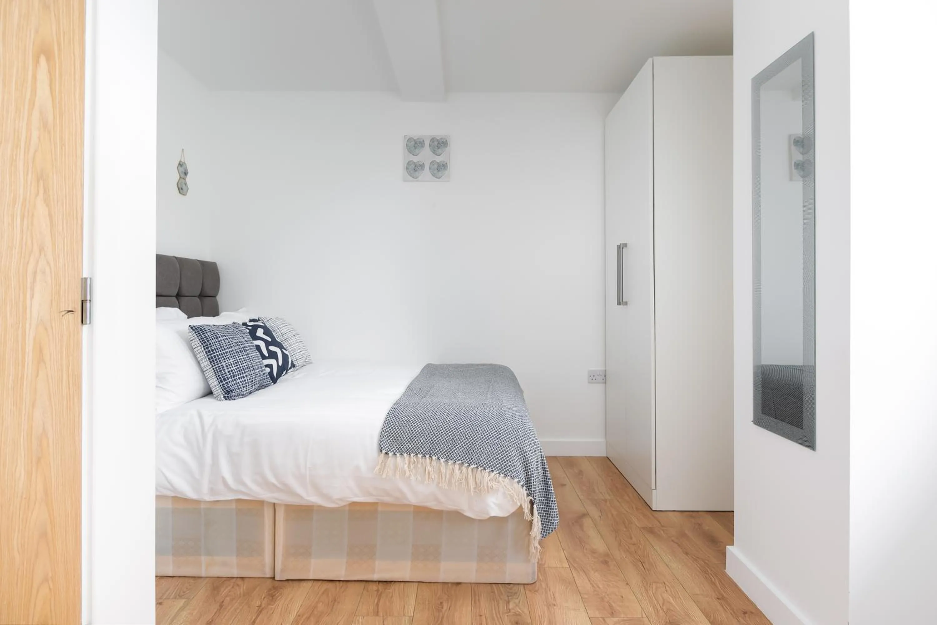 Bed in Skyvillion - COZY APARTMENTS in Enfield Town With Free Parking & Wifi