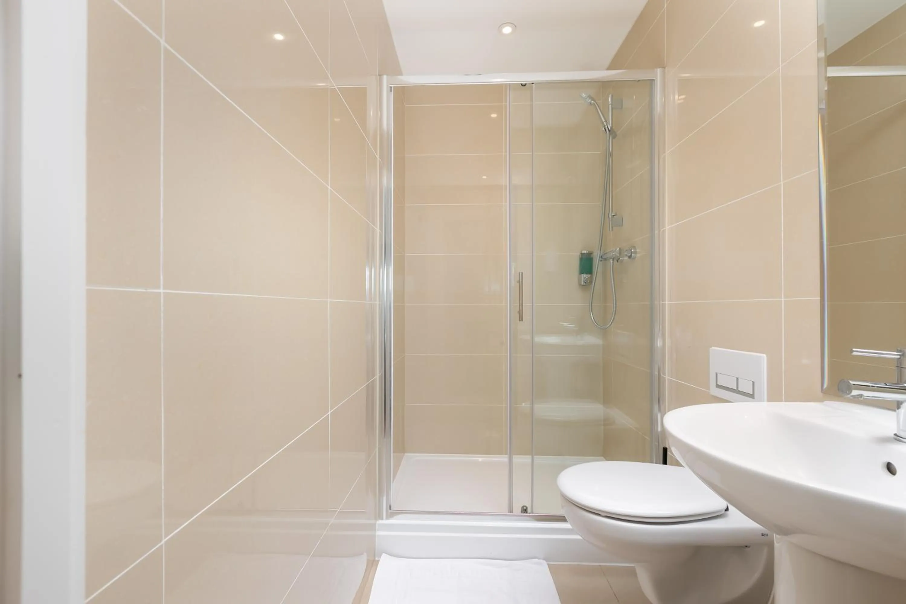 Shower in Skyvillion - COZY APARTMENTS in Enfield Town With Free Parking & Wifi
