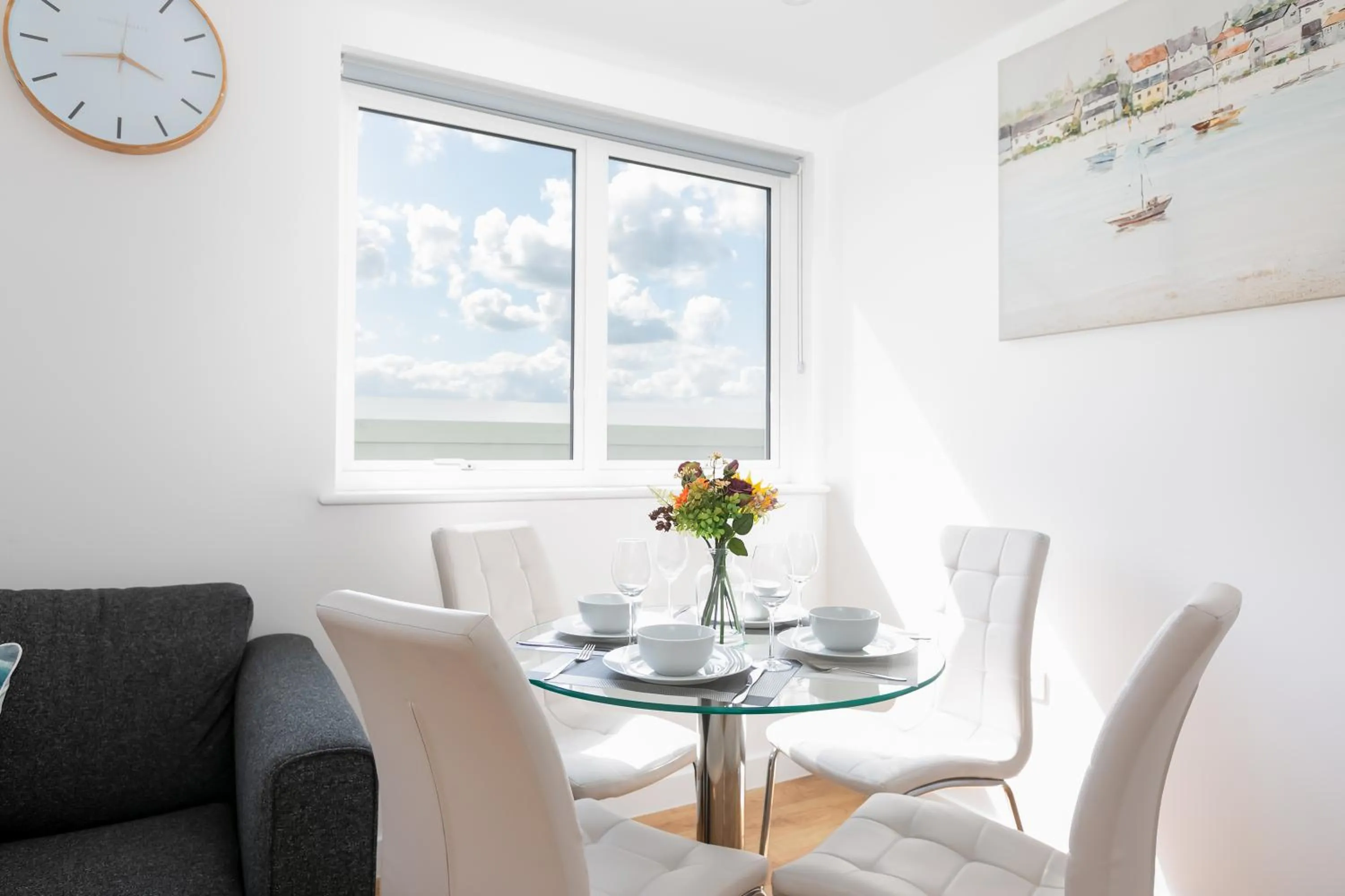 Dining area in Skyvillion - COZY APARTMENTS in Enfield Town With Free Parking & Wifi
