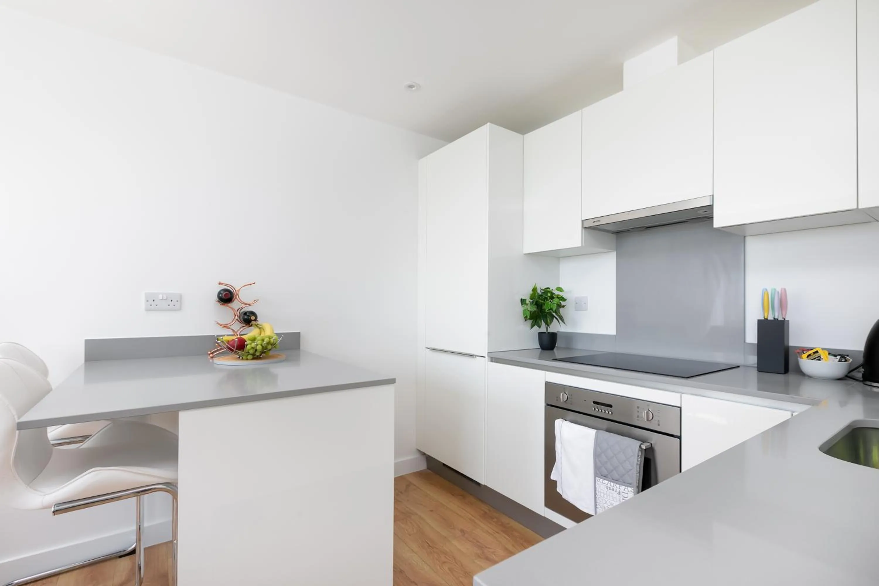 Coffee/tea facilities in Skyvillion - COZY APARTMENTS in Enfield Town With Free Parking & Wifi