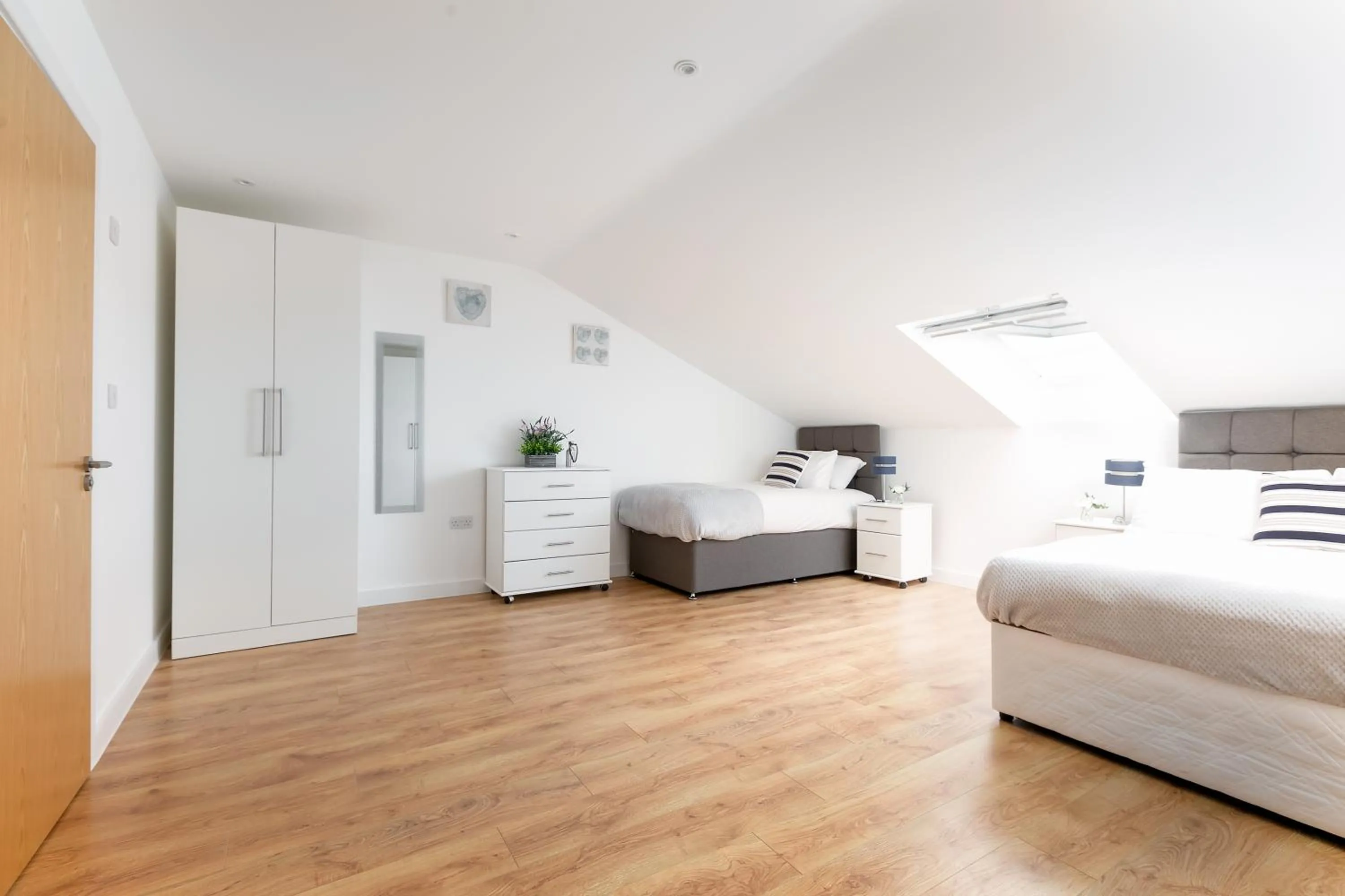 Bed in Skyvillion - COZY APARTMENTS in Enfield Town With Free Parking & Wifi