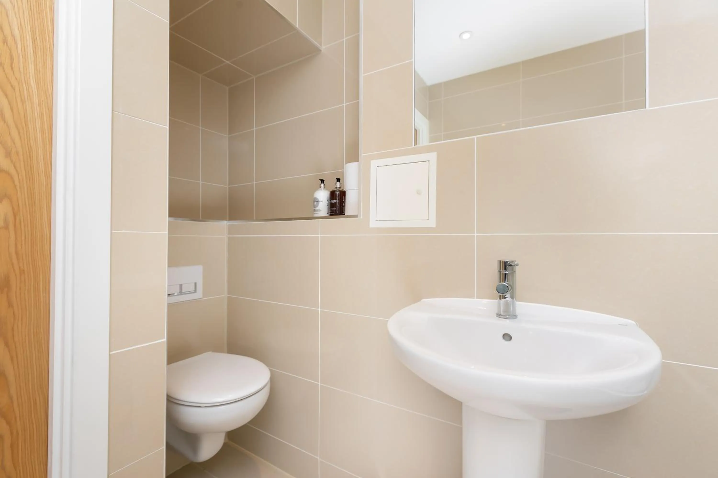 Shower in Skyvillion - COZY APARTMENTS in Enfield Town With Free Parking & Wifi