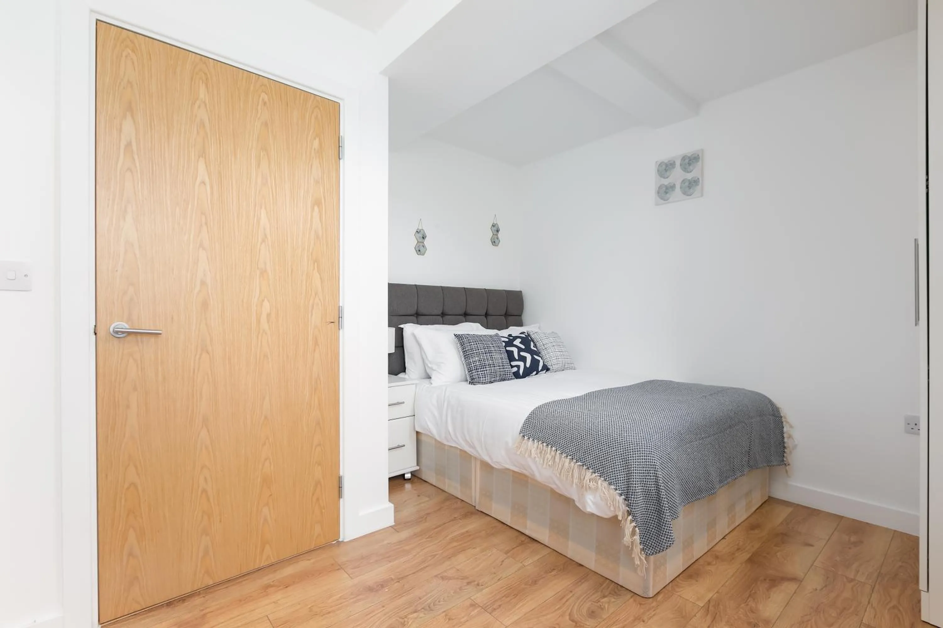 Bed in Skyvillion - COZY APARTMENTS in Enfield Town With Free Parking & Wifi