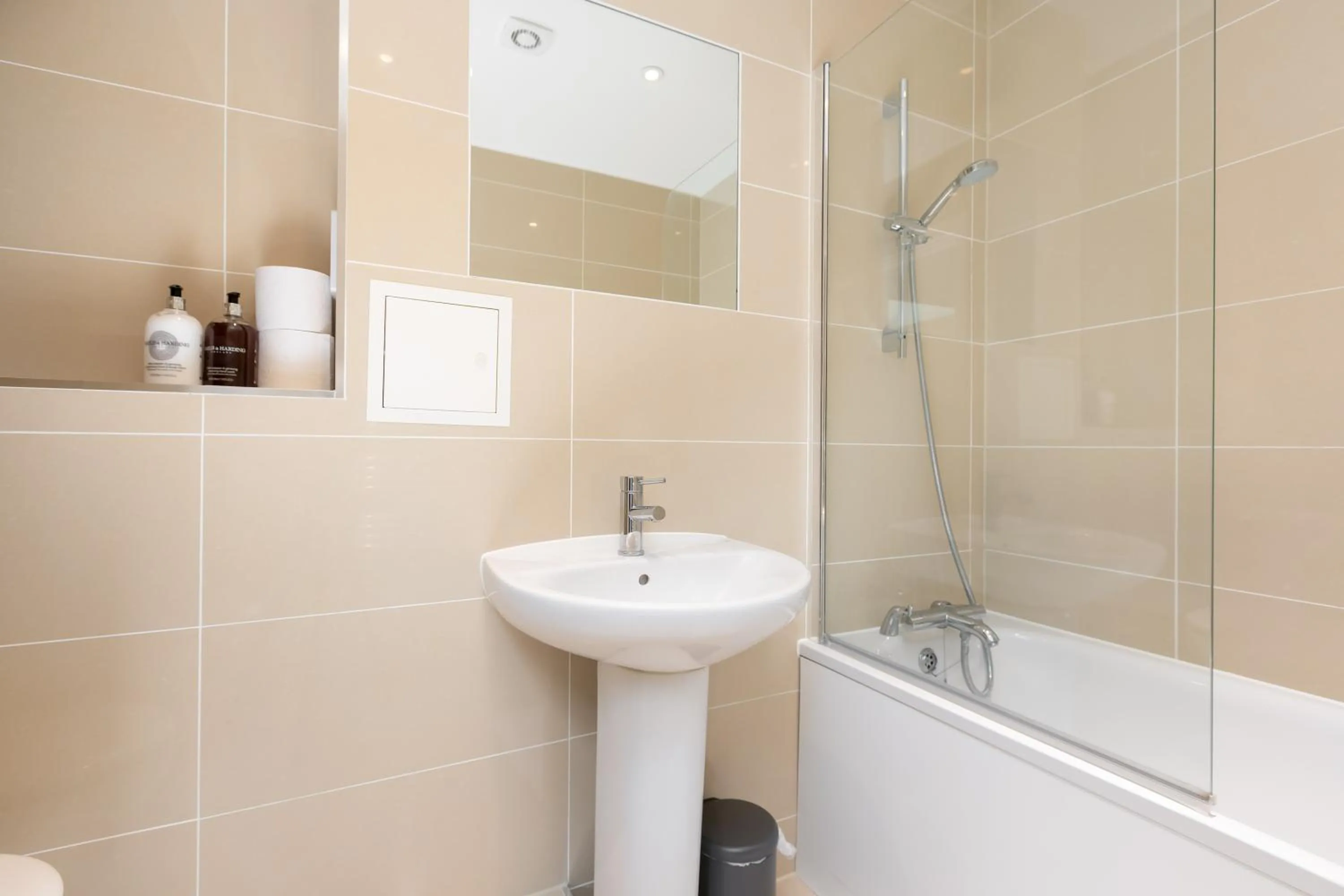 Shower in Skyvillion - COZY APARTMENTS in Enfield Town With Free Parking & Wifi