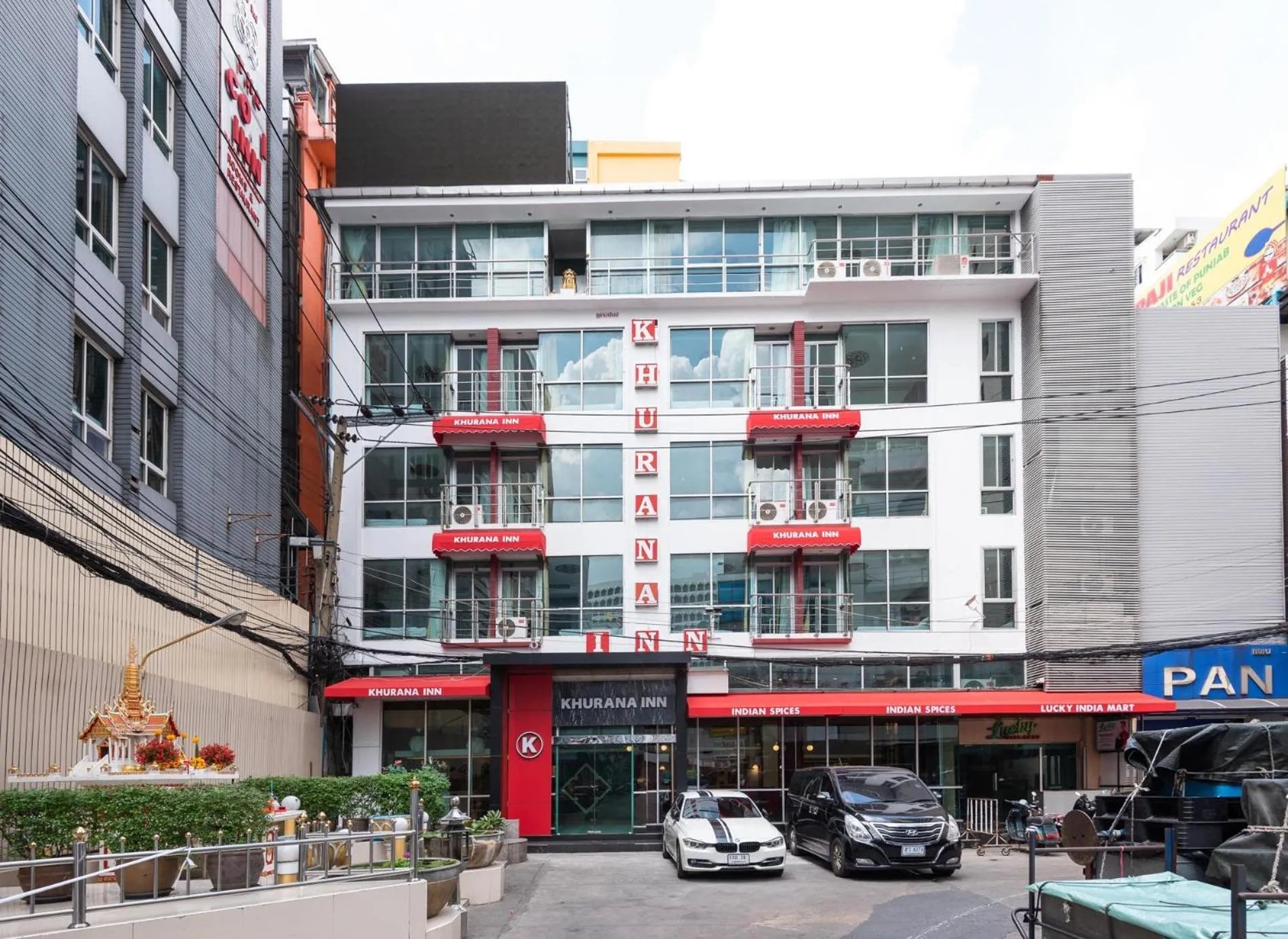 Facade/entrance in Khurana Inn