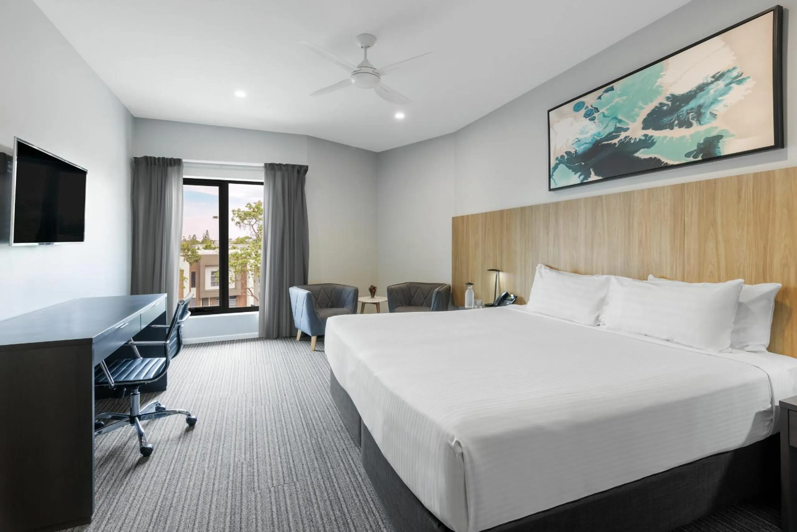 Bed in Best Western Plus North Lakes Hotel