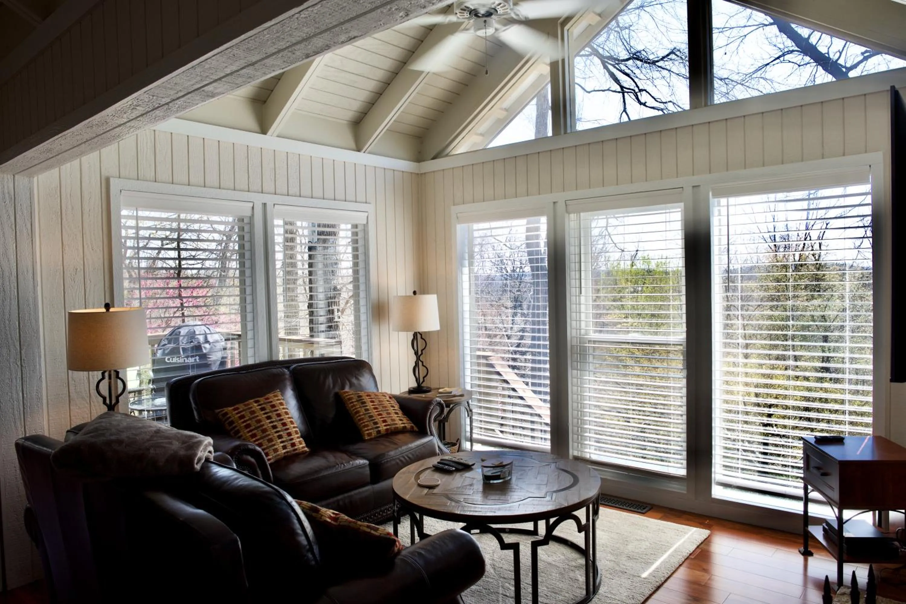 Living room in Beaver Lake Cottages