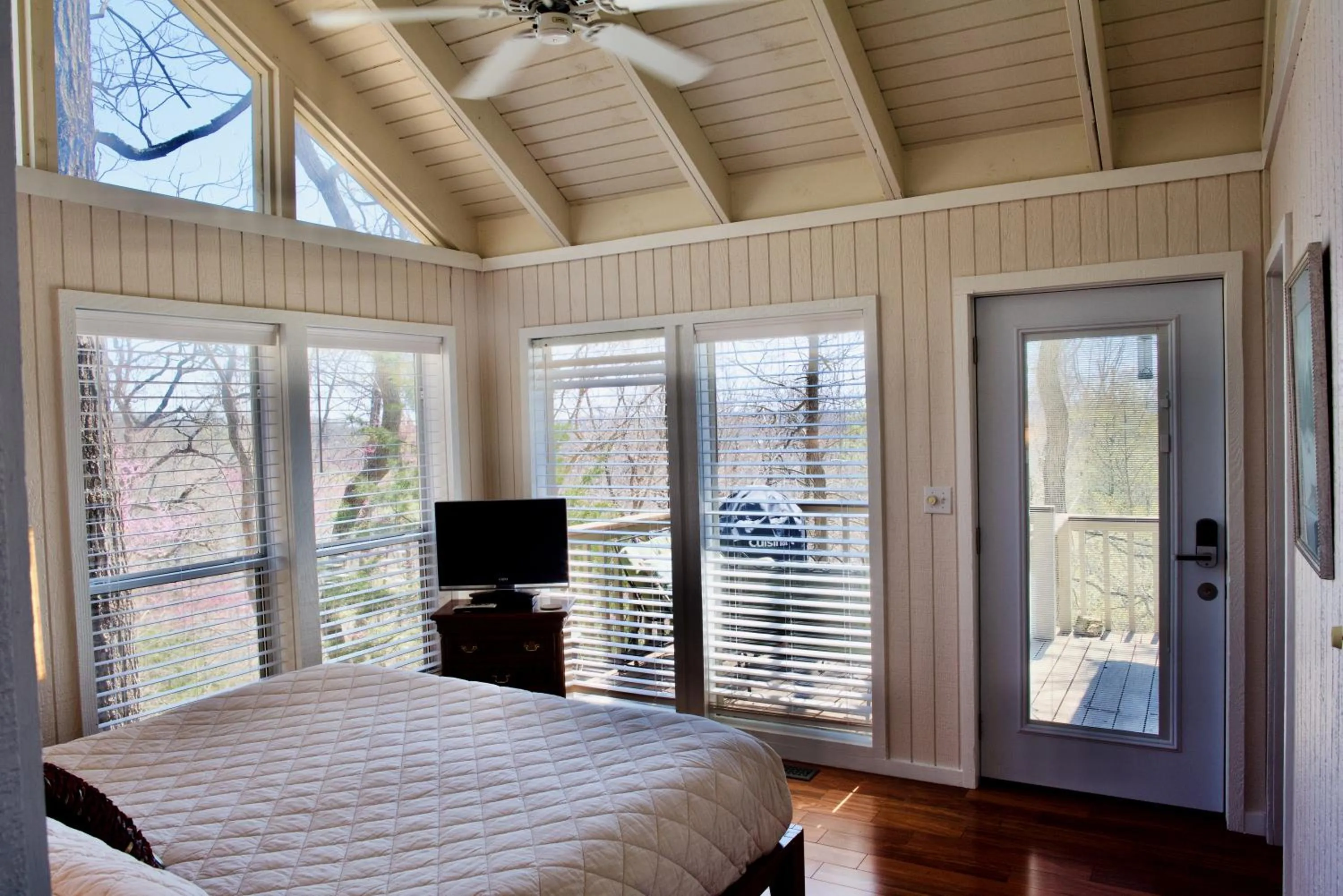 Bed in Beaver Lake Cottages