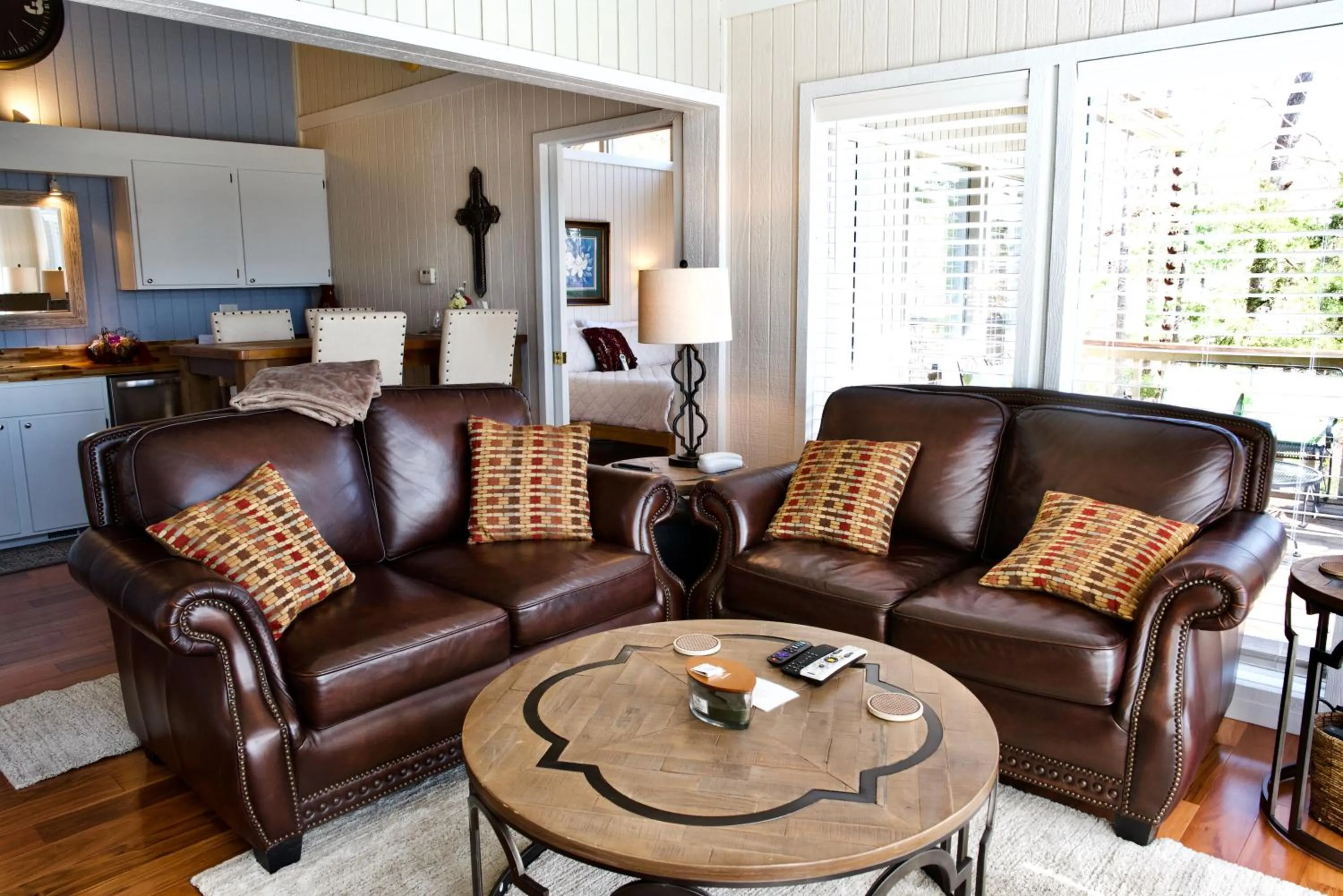 Living room in Beaver Lake Cottages